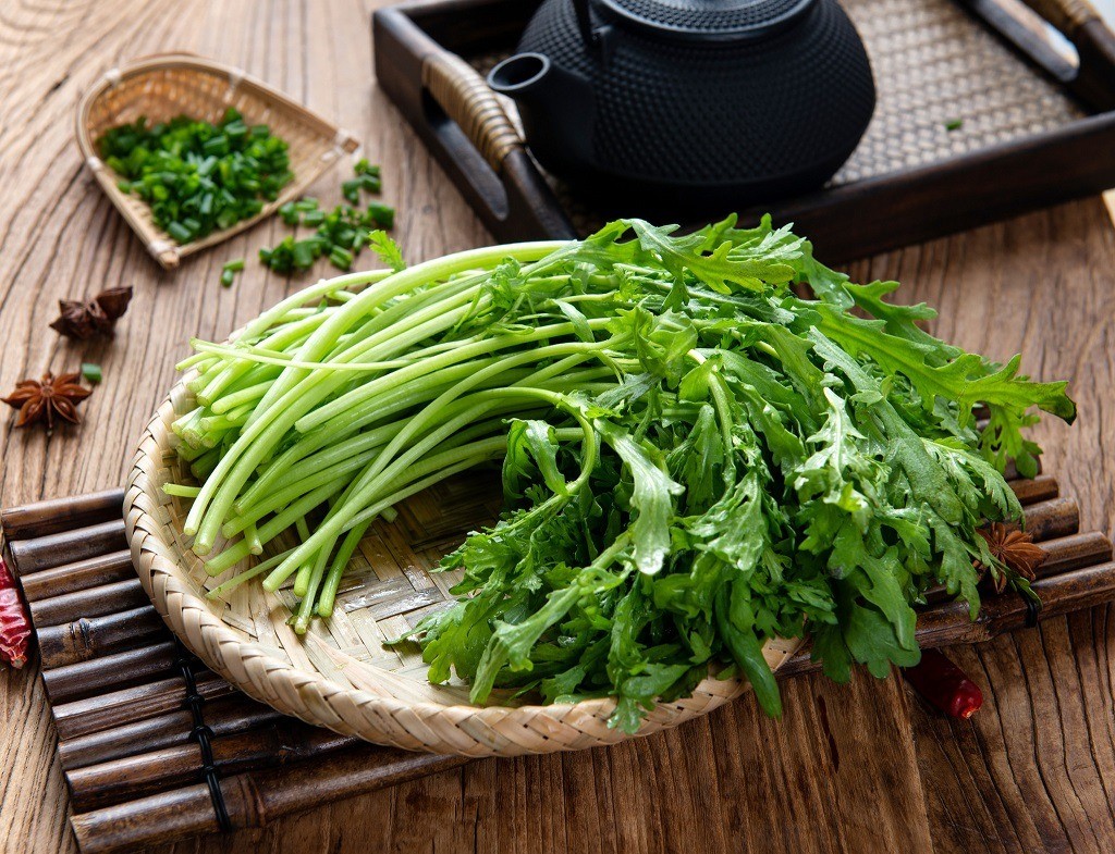 Mặc dù rau cải cúc có nhiều lợi ích cho sức khỏe, nhưng không phải ai cũng có thể tiêu thụ