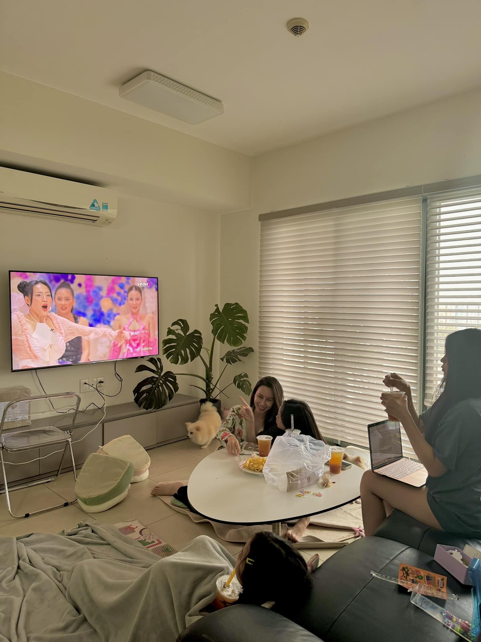 Lưu Hương Giang cùng con gái sum họp, cùng xem show Chị Đẹp Đạp Gió Rẽ Sóng