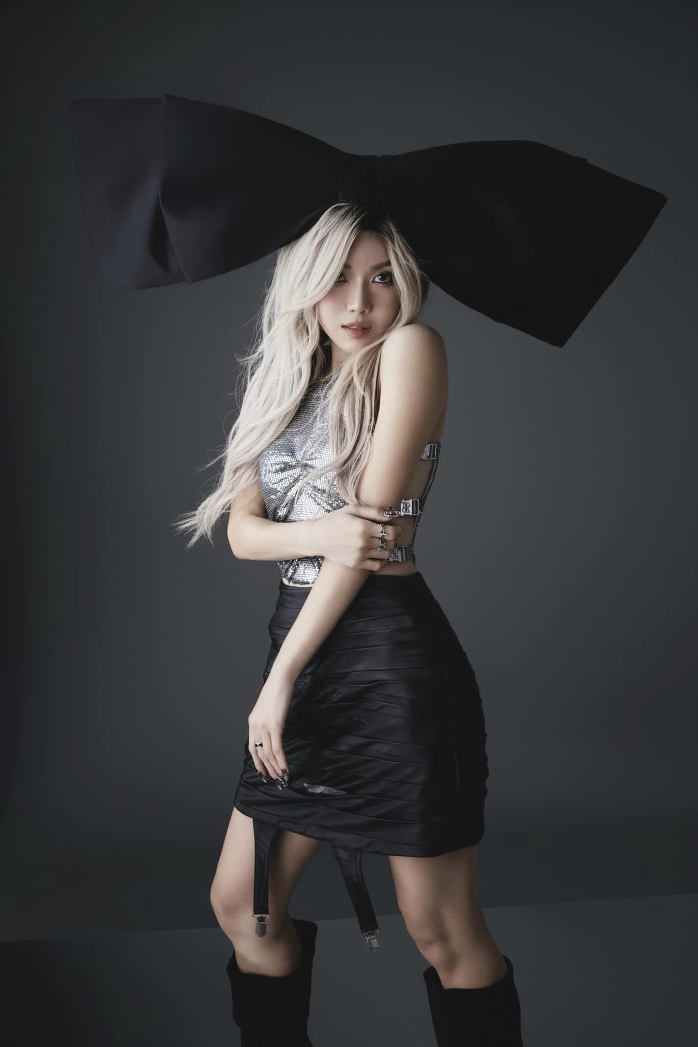 Trang Pháp đu trend trái thanh long phiên bản độc lạ, dân tình lặng người: 'Tưởng chị trầm tính' - Ảnh 3