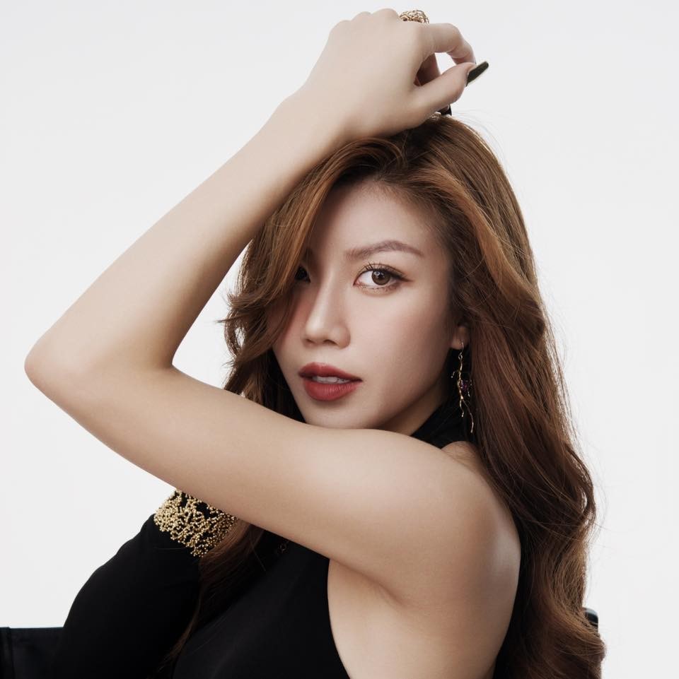 Dù đổi màu nhuộm liên tục, song Trang Pháp vẫn sở hữu suối tóc chắc khỏe bồng bềnh