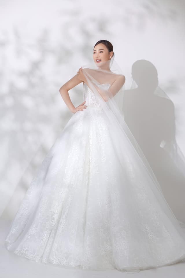 Phương Oanh gây ấn tượng bởi nhan sắc xinh đẹp, vóc dáng mảnh mai, nền nã khi diện váy cưới Phương Oanh gây ấn tượng bởi nhan sắc xinh đẹp, vóc dáng mảnh mai, nền nã khi diện váy cưới