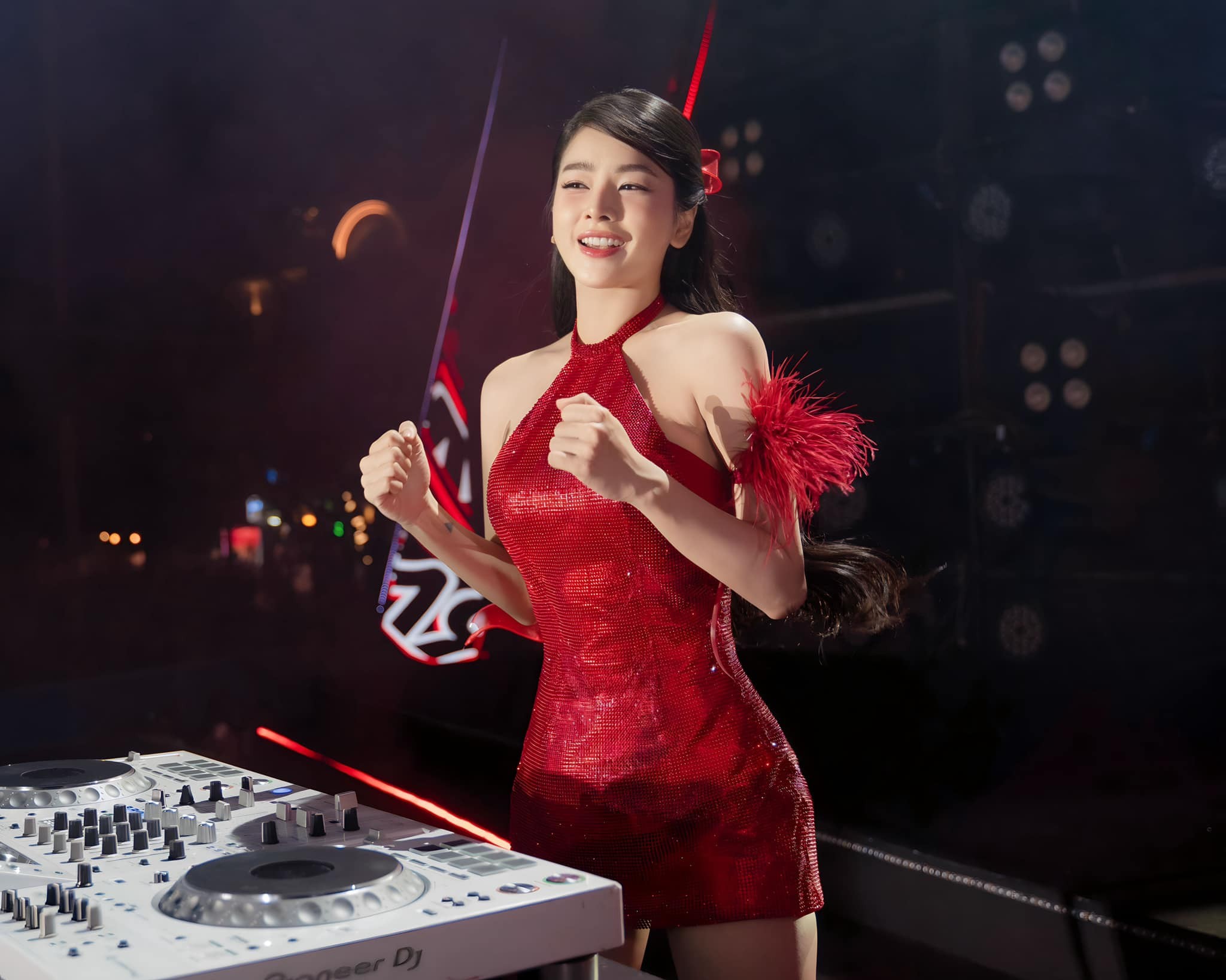 Hồng Thanh - DJ Mie hậu chia tay: Người kín tiếng ở chùa, người lộ mệt mỏi - Ảnh 3 Hồng Thanh - DJ Mie hậu chia tay: Người kín tiếng ở chùa, người lộ mệt mỏi - Ảnh 3