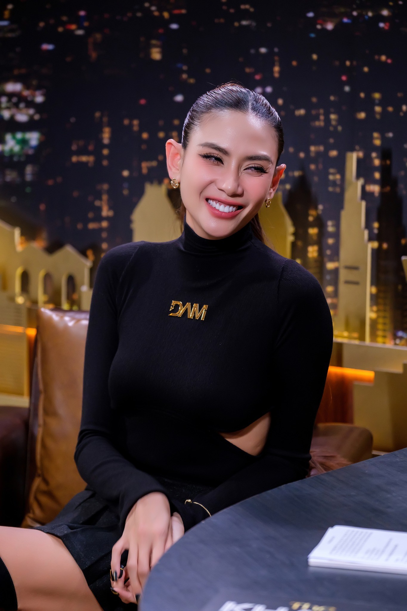 Võ Hoàng Yến khiến dân tình không khỏi trầm trồ khi chủ động cầu hôn bạn trai