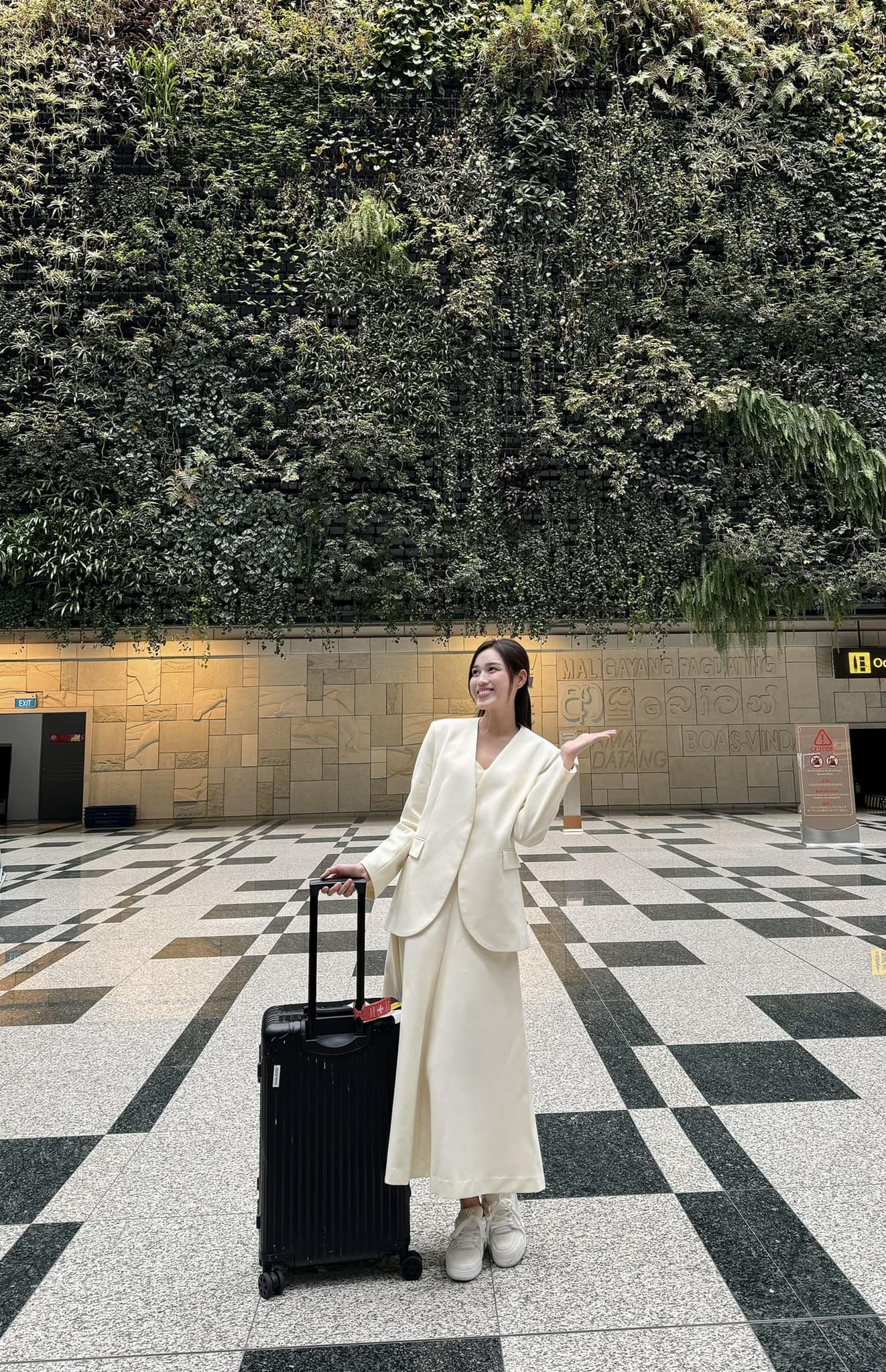 Đỗ Thị Hà rạng rỡ check in tại Changi Airport Singapore