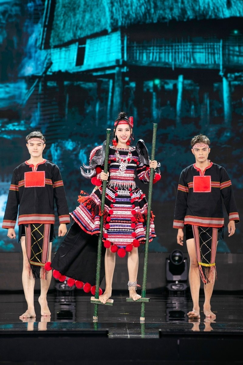 Video: Cập nhật nóng khoảnh khắc Ngọc Hằng diện 'Cà kheo', bừng khí thế tại Miss Intercontinental 2023 - Ảnh 5 Video: Cập nhật nóng khoảnh khắc Ngọc Hằng diện 'Cà kheo', bừng khí thế tại Miss Intercontinental 2023 - Ảnh 5