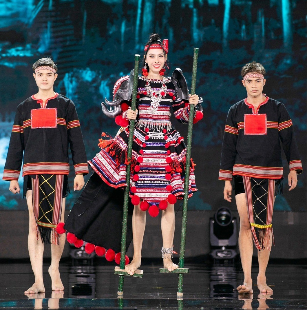 Video: Cập nhật nóng khoảnh khắc Ngọc Hằng diện 'Cà kheo', bừng khí thế tại Miss Intercontinental 2023 - Ảnh 2 Video: Cập nhật nóng khoảnh khắc Ngọc Hằng diện 'Cà kheo', bừng khí thế tại Miss Intercontinental 2023 - Ảnh 2