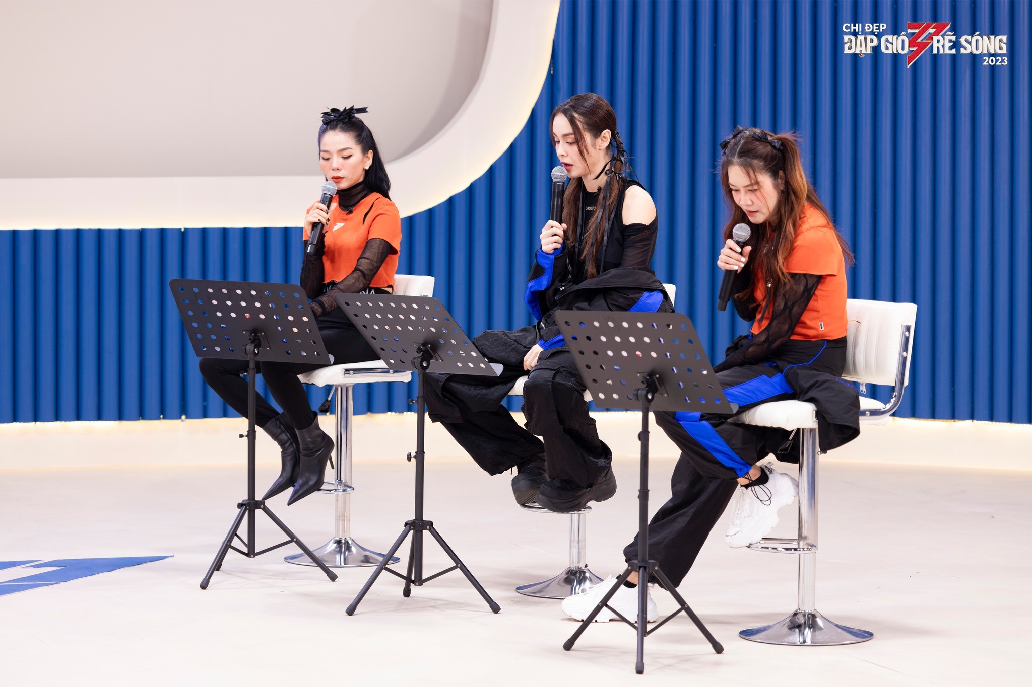 MLee được chọn làm đội trưởng với các thành viên gồm Lệ Quyên - Thu Phương, bộ ba thể hiện ca khúc Phi Hành Gia Cô Đơn