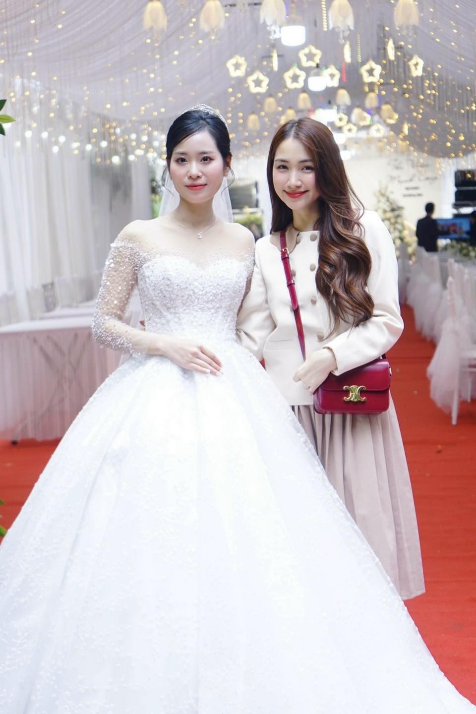 Cô nền nã tại đám cưới của đồng chí Uyên