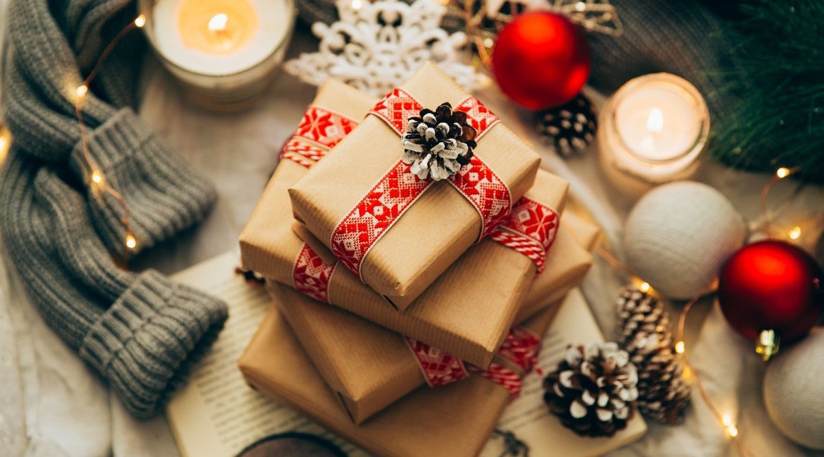 Việc tặng quà vào dịp giáng sinh không chỉ là cách truyền thống mà còn là cách để thể hiện tình cảm, tạo niềm vui, và kết nối con người