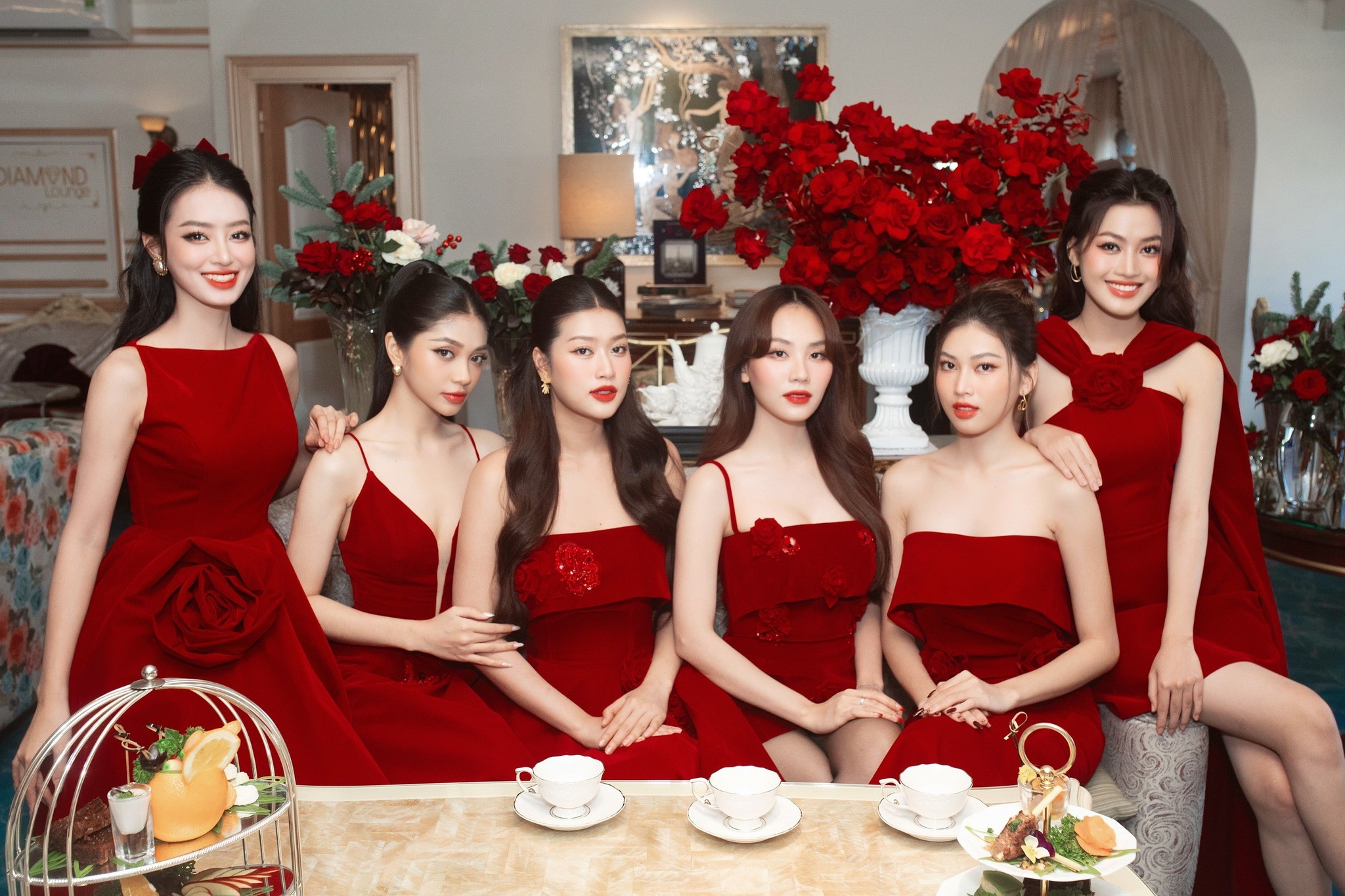 Video: Minh Kiến 'bông hồng gai' đỏ rực, đọ sắc bất bại cùng hội chị em - Ảnh 7