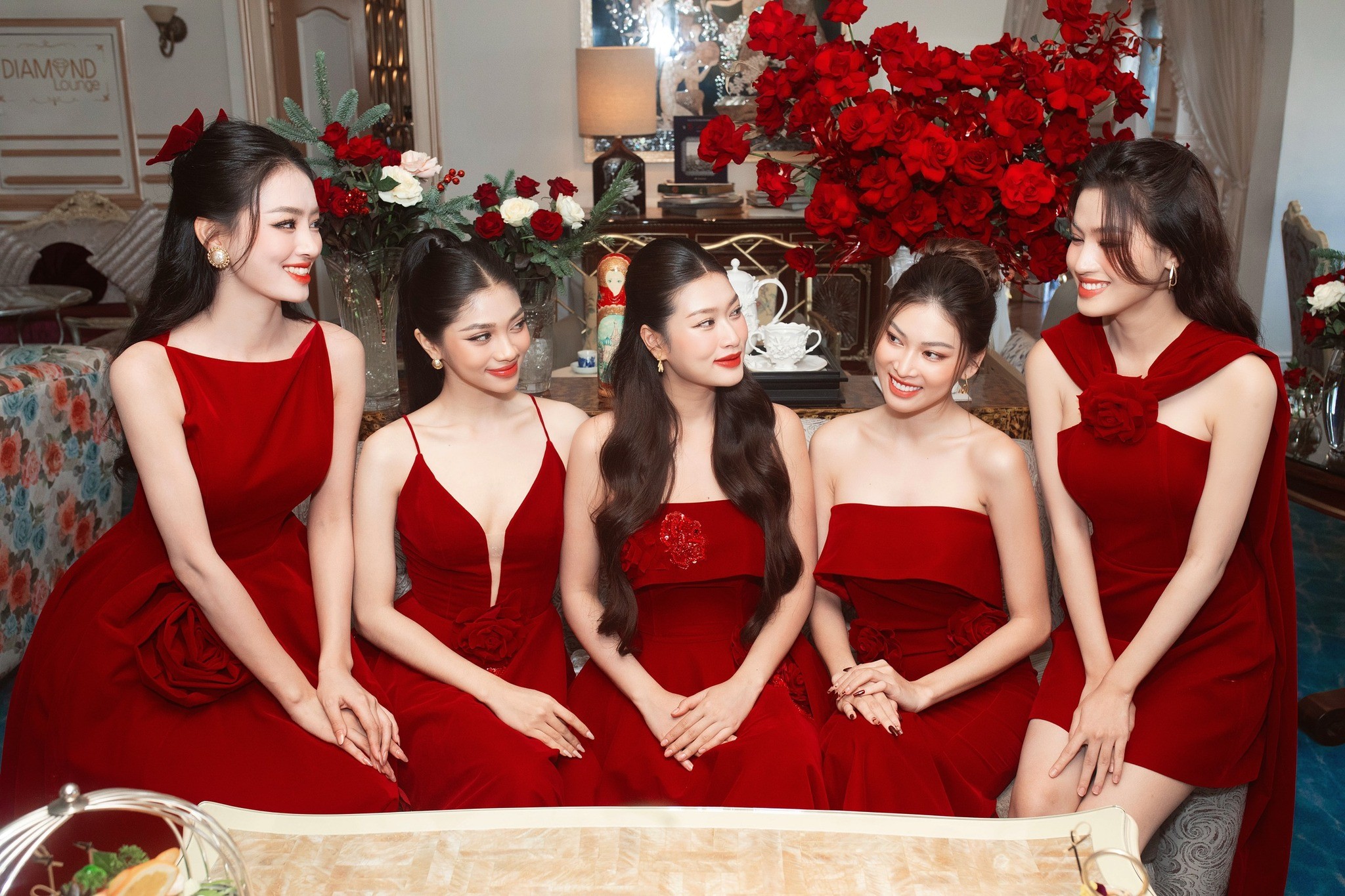 Video: Minh Kiến 'bông hồng gai' đỏ rực, đọ sắc bất bại cùng hội chị em - Ảnh 8