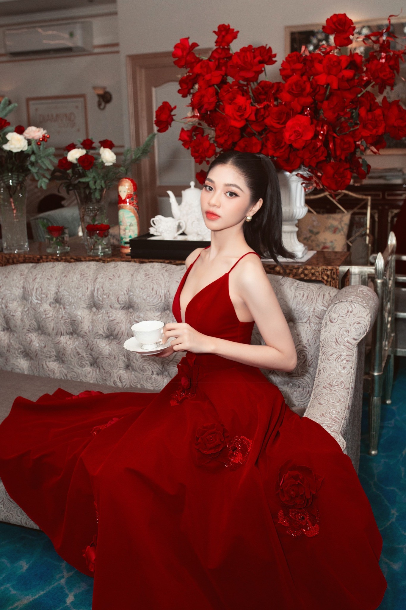 Video: Minh Kiến 'bông hồng gai' đỏ rực, đọ sắc bất bại cùng hội chị em - Ảnh 1