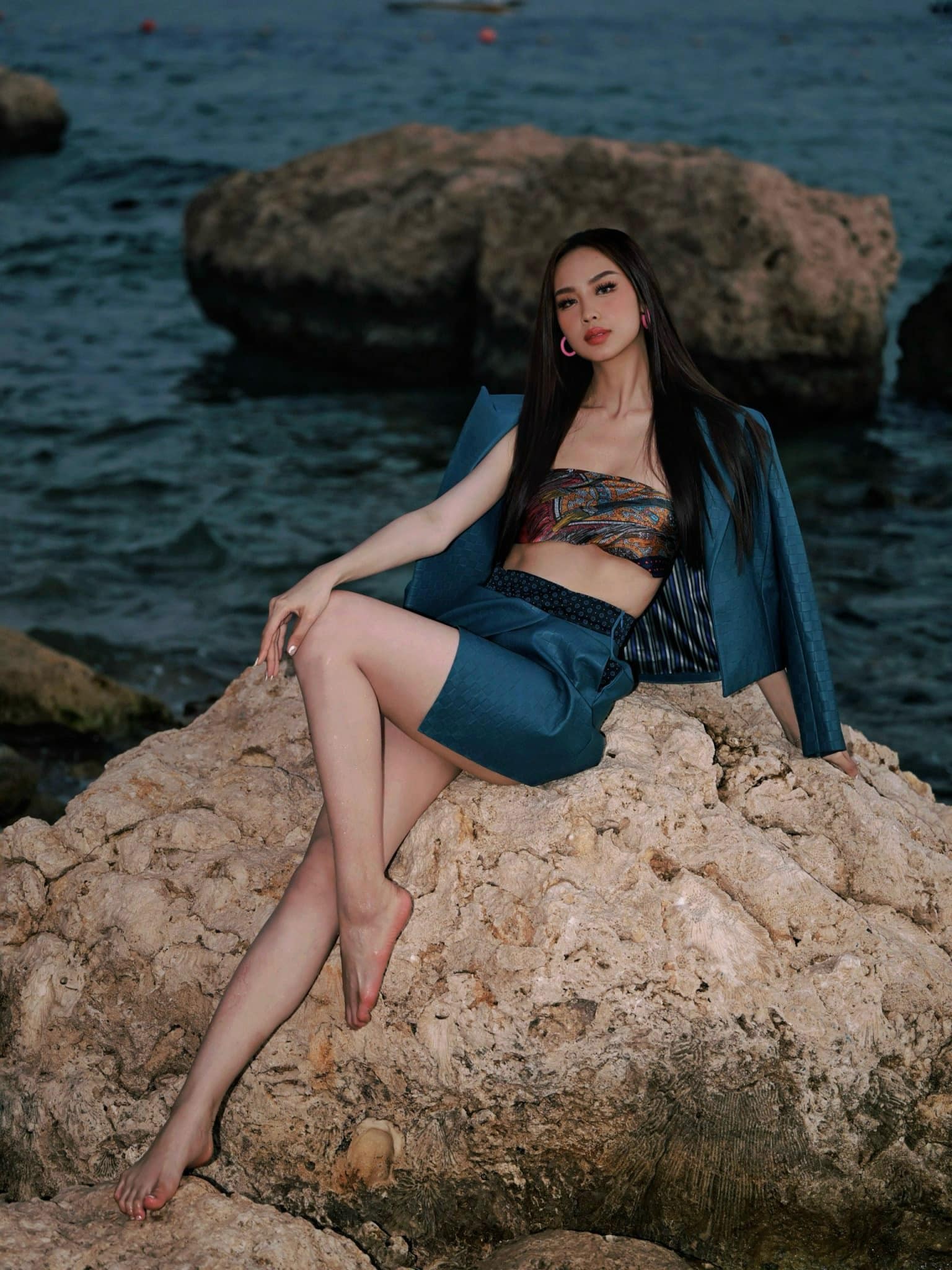 Miss Intercontinental 2022 lăng xê mốt áo 'bé bằng gang tay' tôn vòng 1 đầy đặn trong bộ ảnh mới