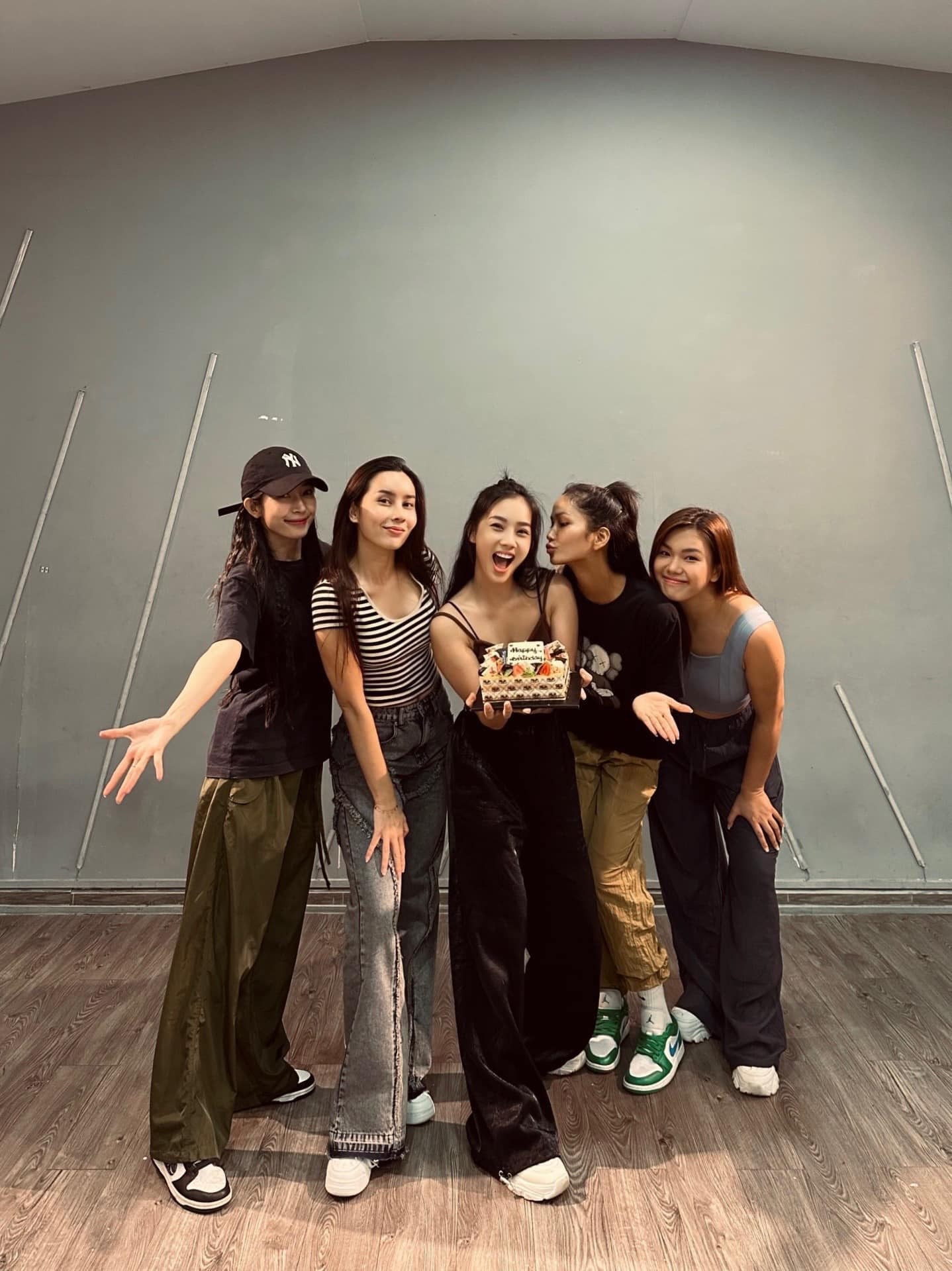 H'Hen Niê áp lực khi làm đội trưởng, công bố thể lệ công diễn 2 Đạp Gió: Fan chắc nịch 'bung lụa hết cỡ' - Ảnh 4