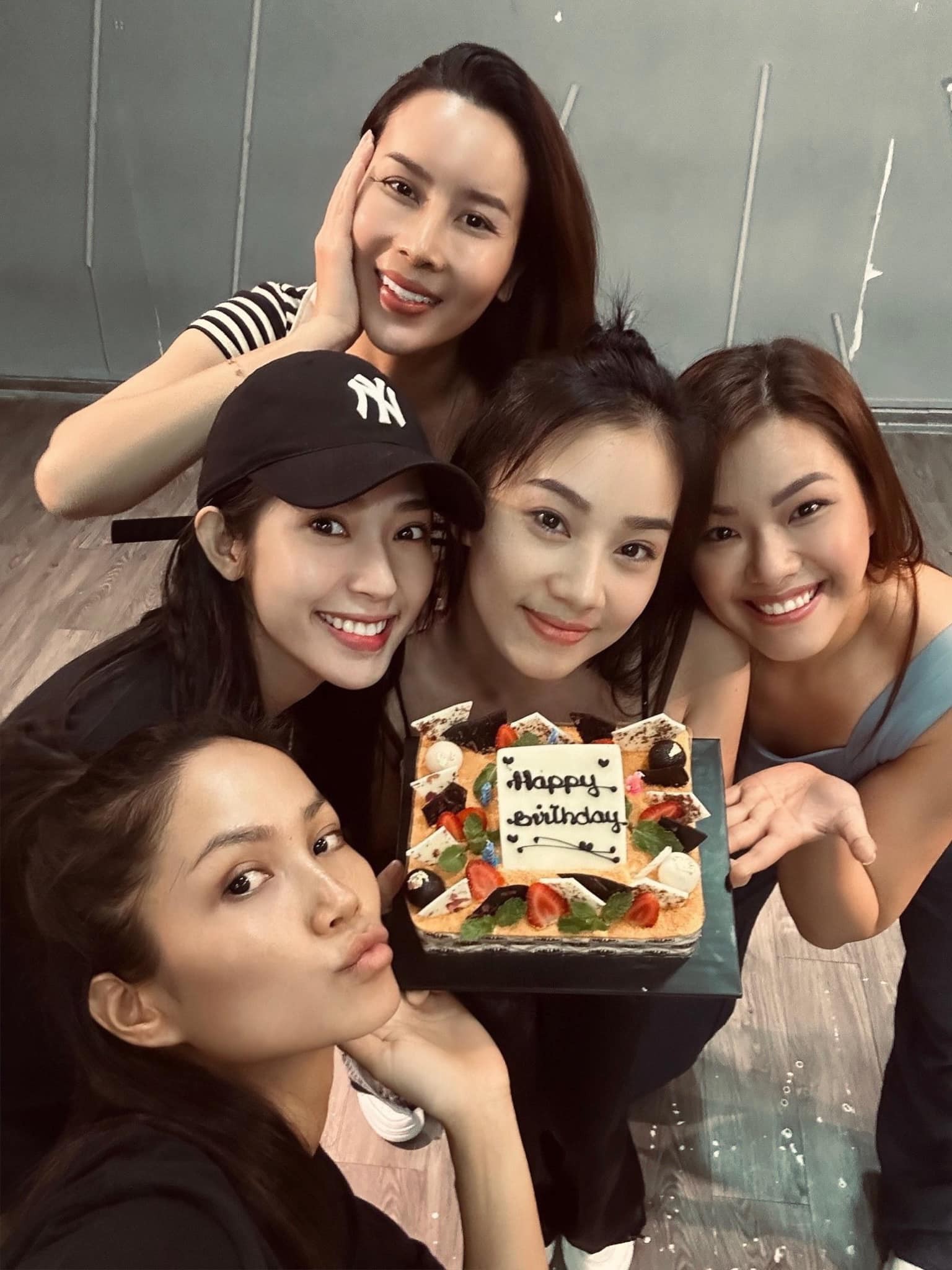 H'Hen Niê áp lực khi làm đội trưởng, công bố thể lệ công diễn 2 Đạp Gió: Fan chắc nịch 'bung lụa hết cỡ' - Ảnh 3