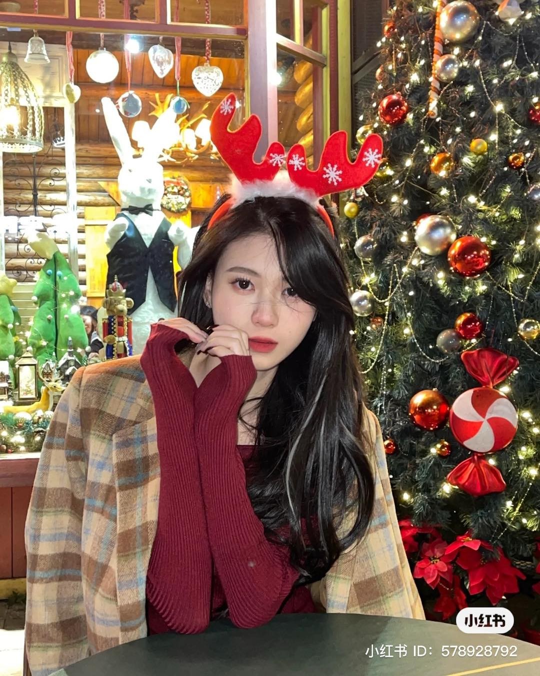 Màu sắc của trang phục đóng vai trò quan trọng trong việc tạo nên hình ảnh Giáng sinh tuyệt vời