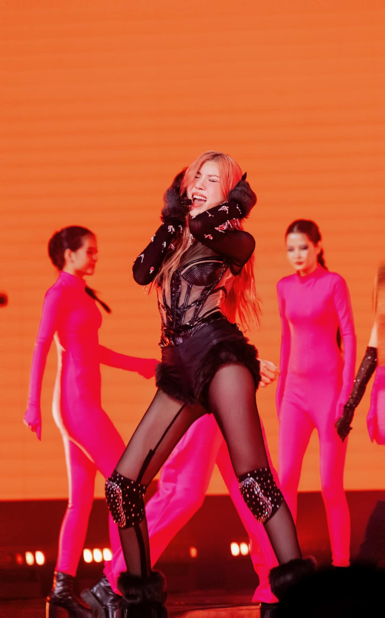 Trang Pháp đảm nhận vai trò đội trưởng, bùng nổ ở Công diễn 1