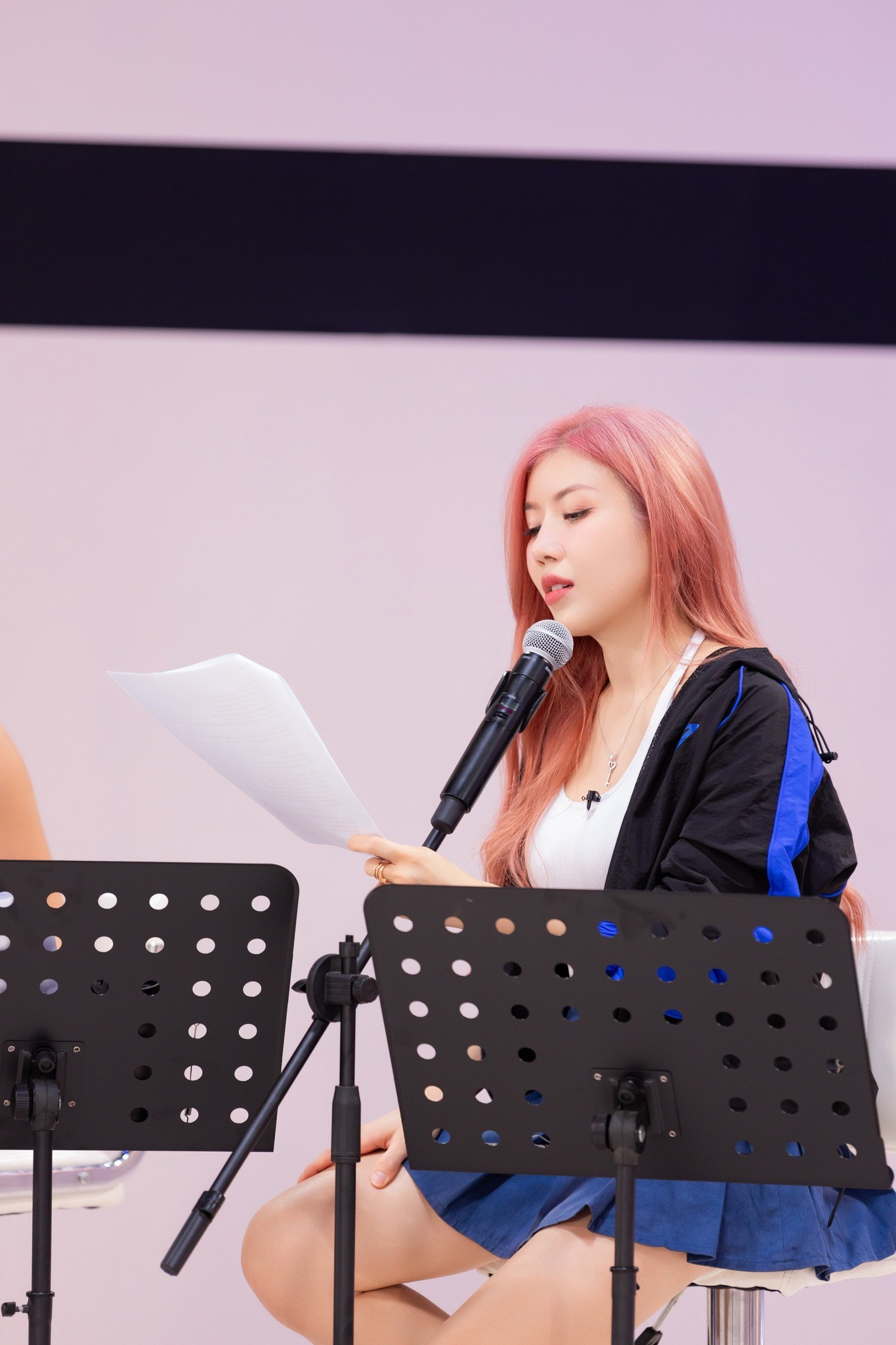 Lộ diện Chị đẹp được lòng khán giả Gen Z: Visual nét căng như idol Kpop, soi tài năng còn choáng hơn - Ảnh 1