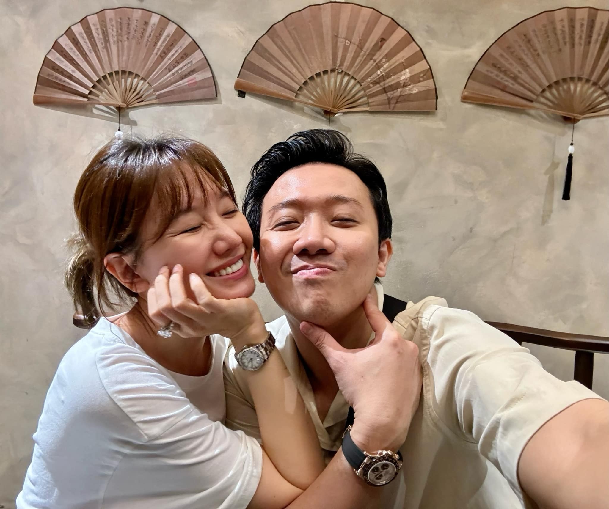 Trong khi không để râu giúp ông xã Hari Won được khen trẻ trung