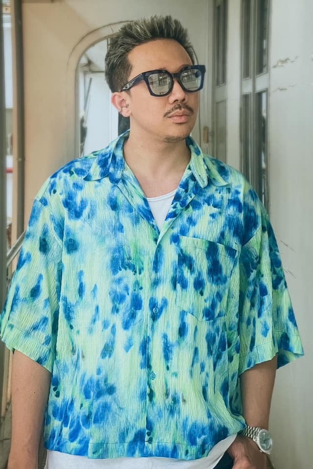 Anh gây chú ý khi để râu, tóc nhuộm khói