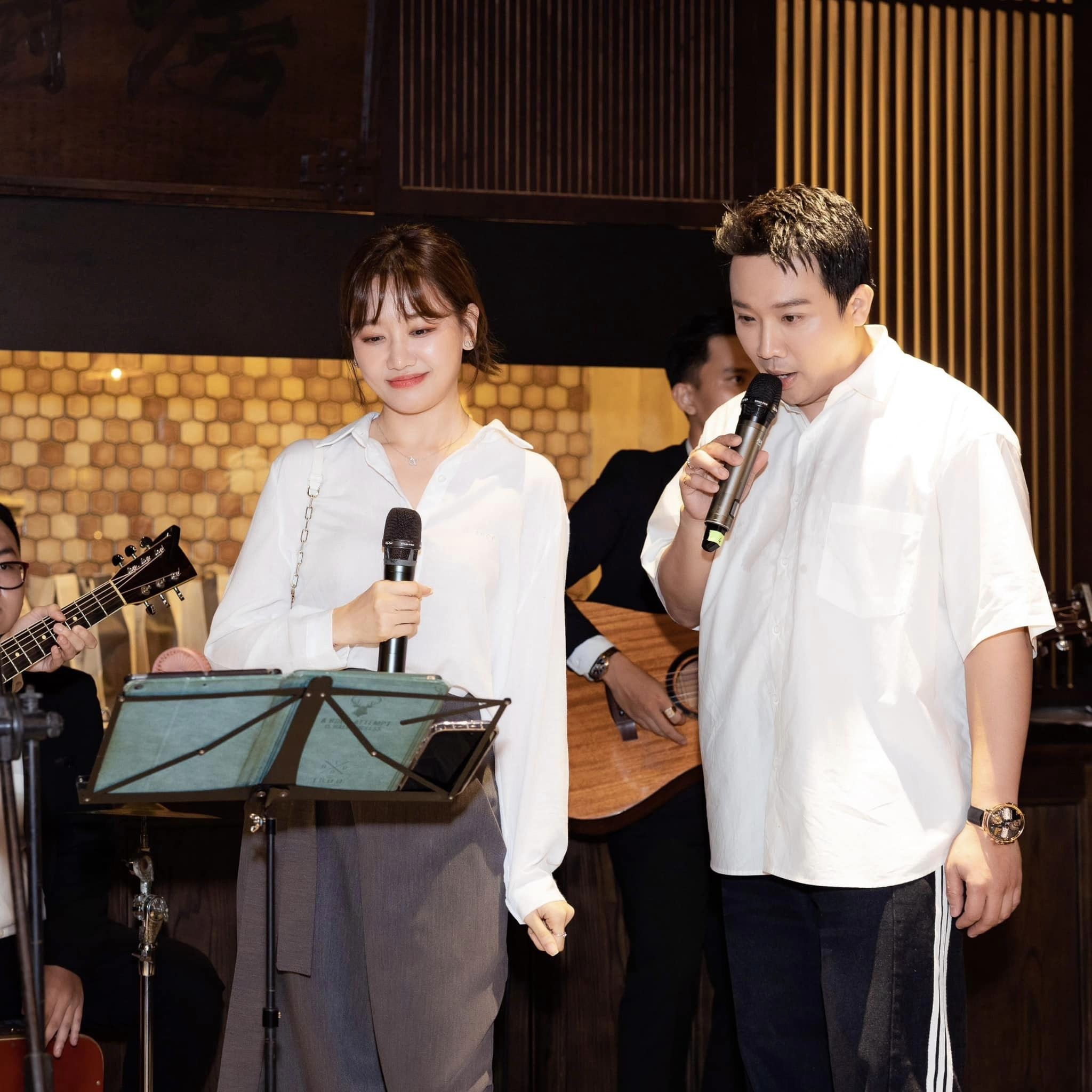 Hari Won và Trấn Thành cho thấy sự đồng điệu về trang phục khi xuất hiện cùng nhau như 1 minh chứng cho tình cảm