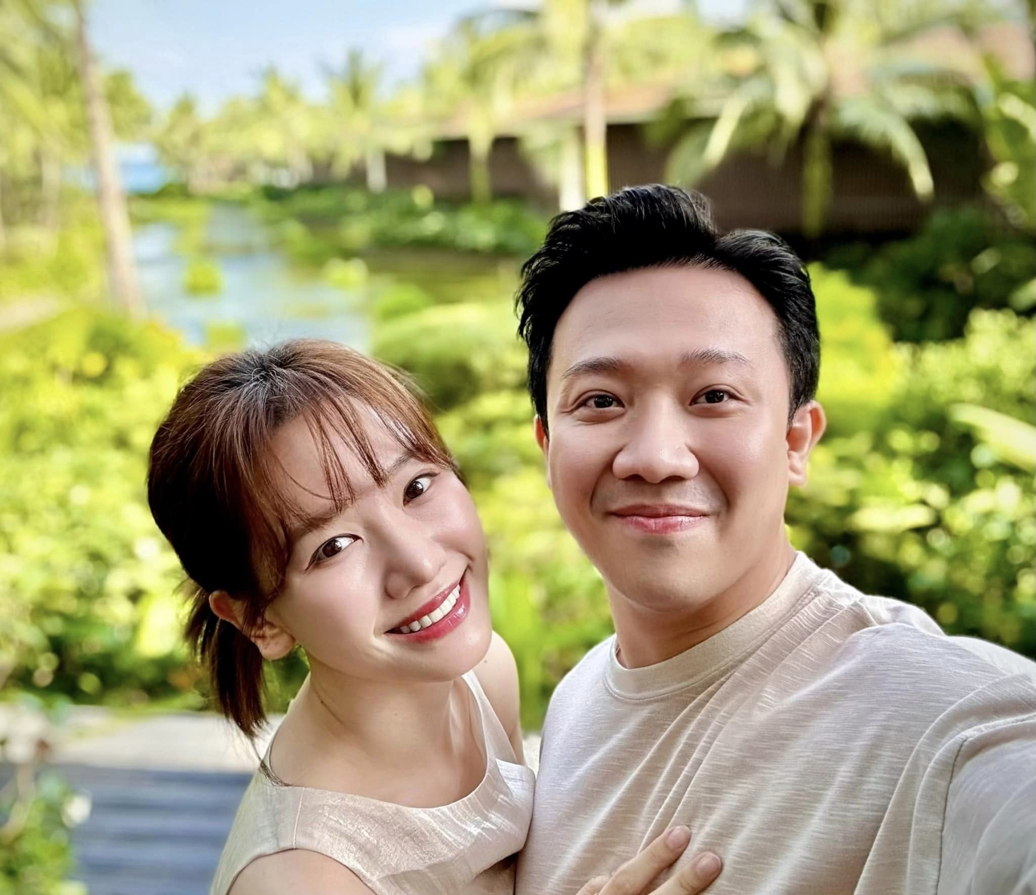 Cả hai diện trang phục đồng điệu, thể hiện những cử chỉ tình tứ