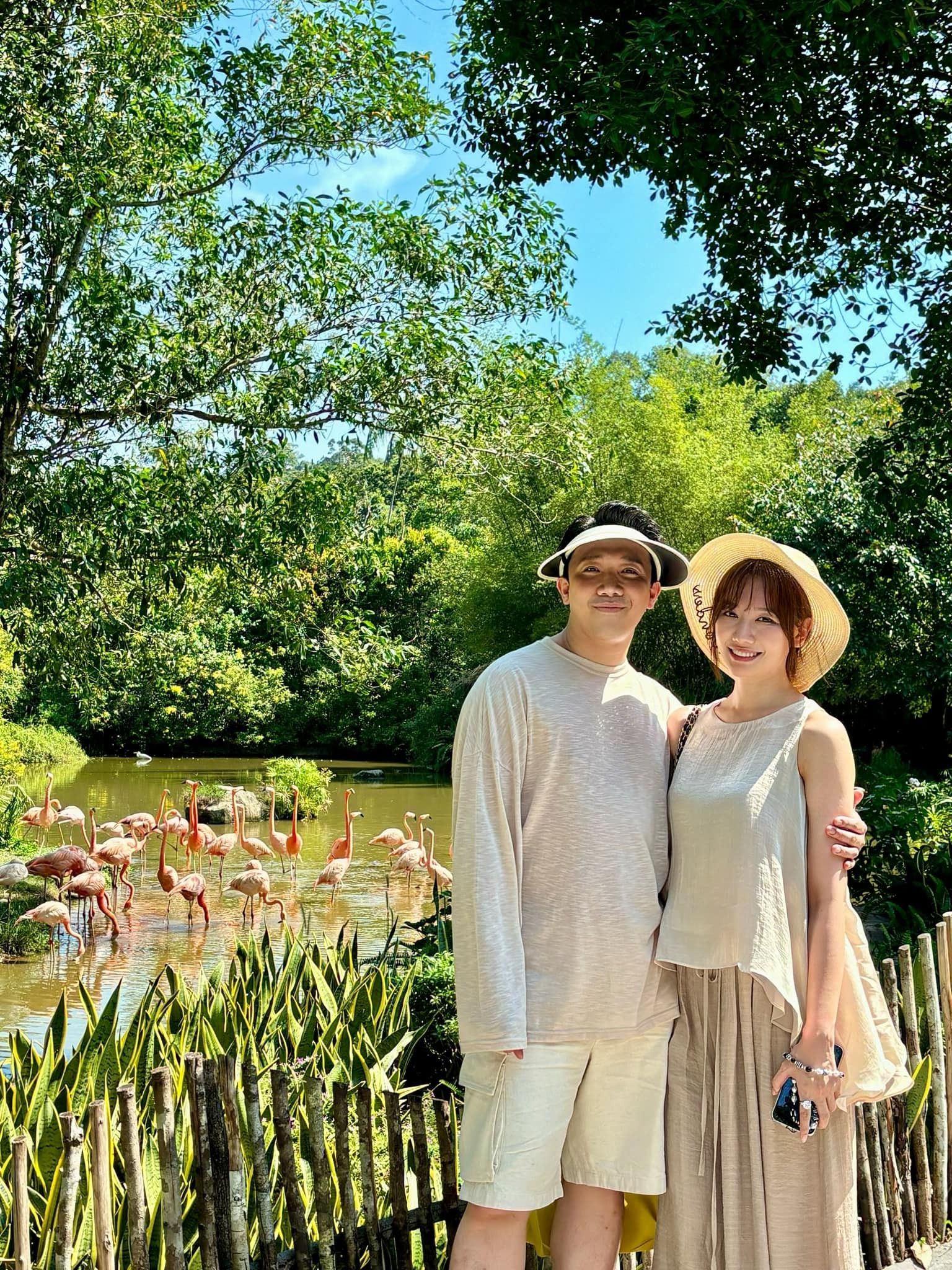 Trấn Thành - Hari Won tình tứ tại Phú Quốc