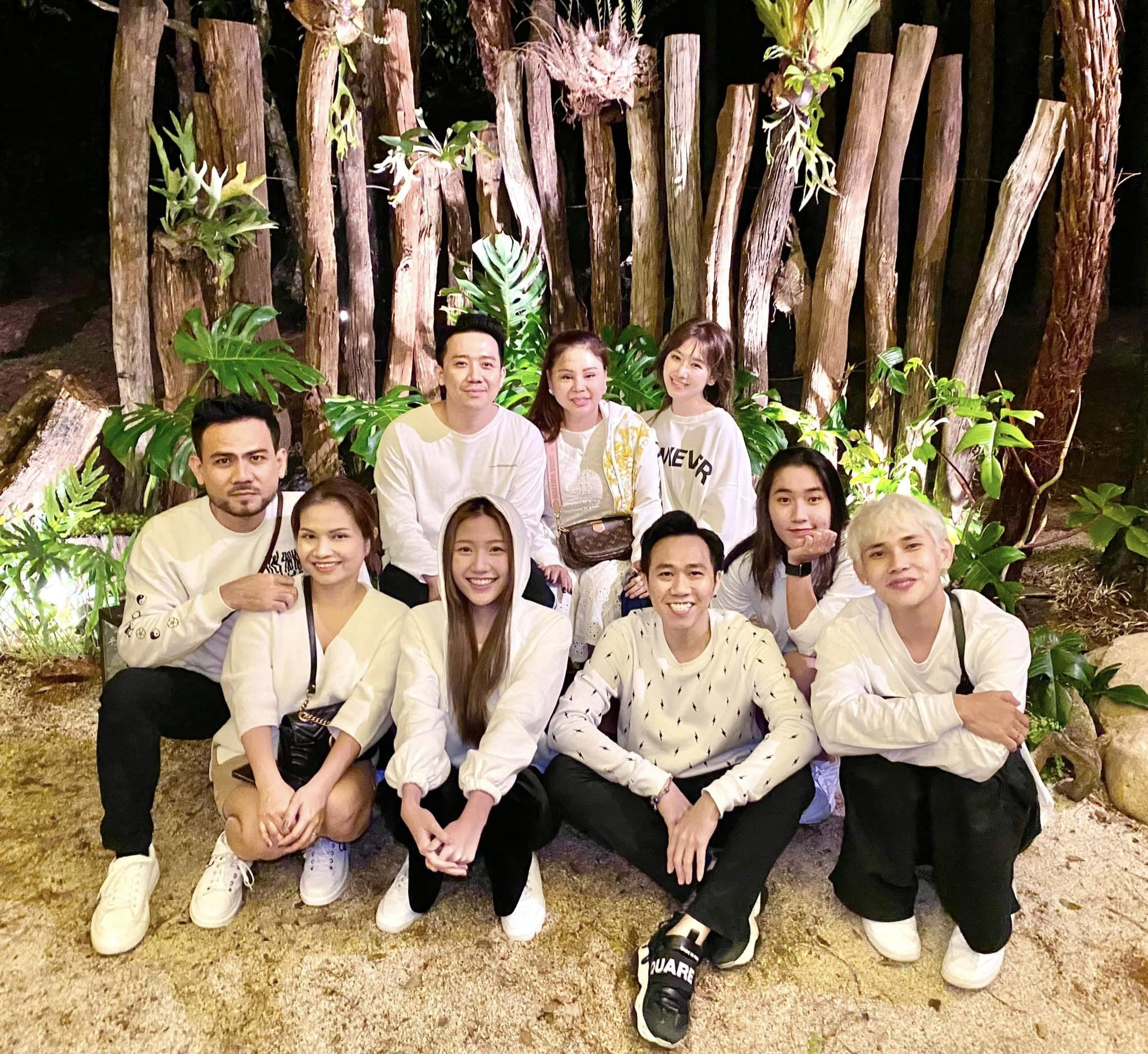 Chuyến đi trước đó, dress code cũng được hội bạn thân Trấn Thành thực hiện