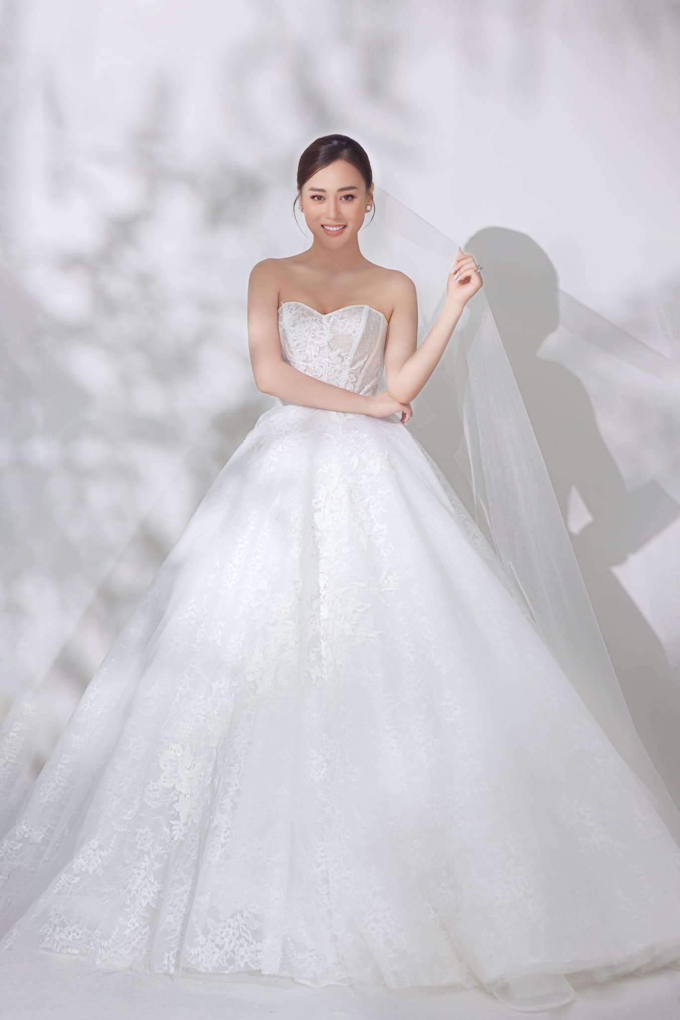 Phương Oanh rạng rỡ khi diện váy cưới