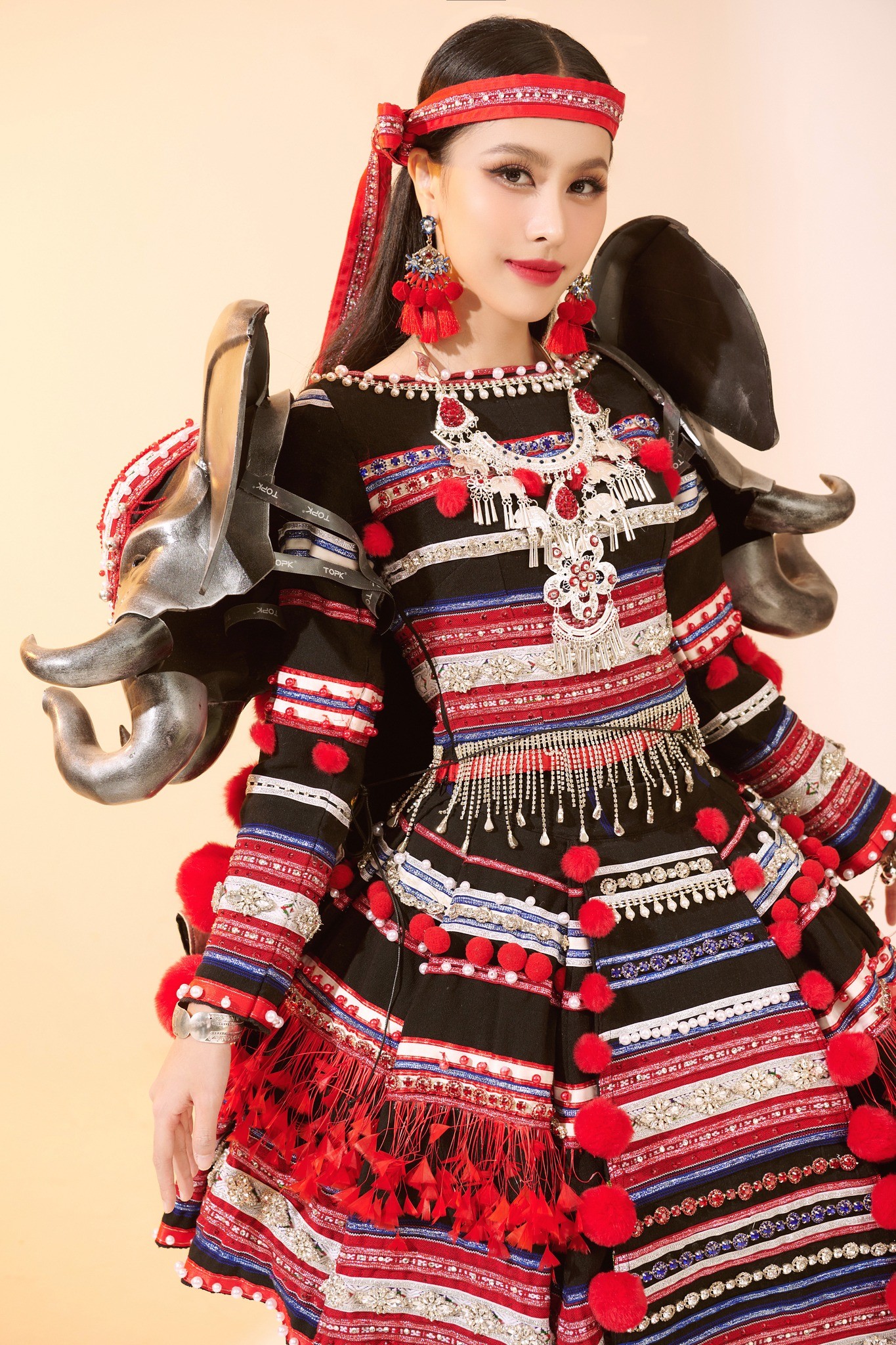 Video: Ngọc Hằng đi cà kheo diễn trang phục dân tộc tại  Miss Intercontinental, sự cố khiến fan thót tim - Ảnh 2