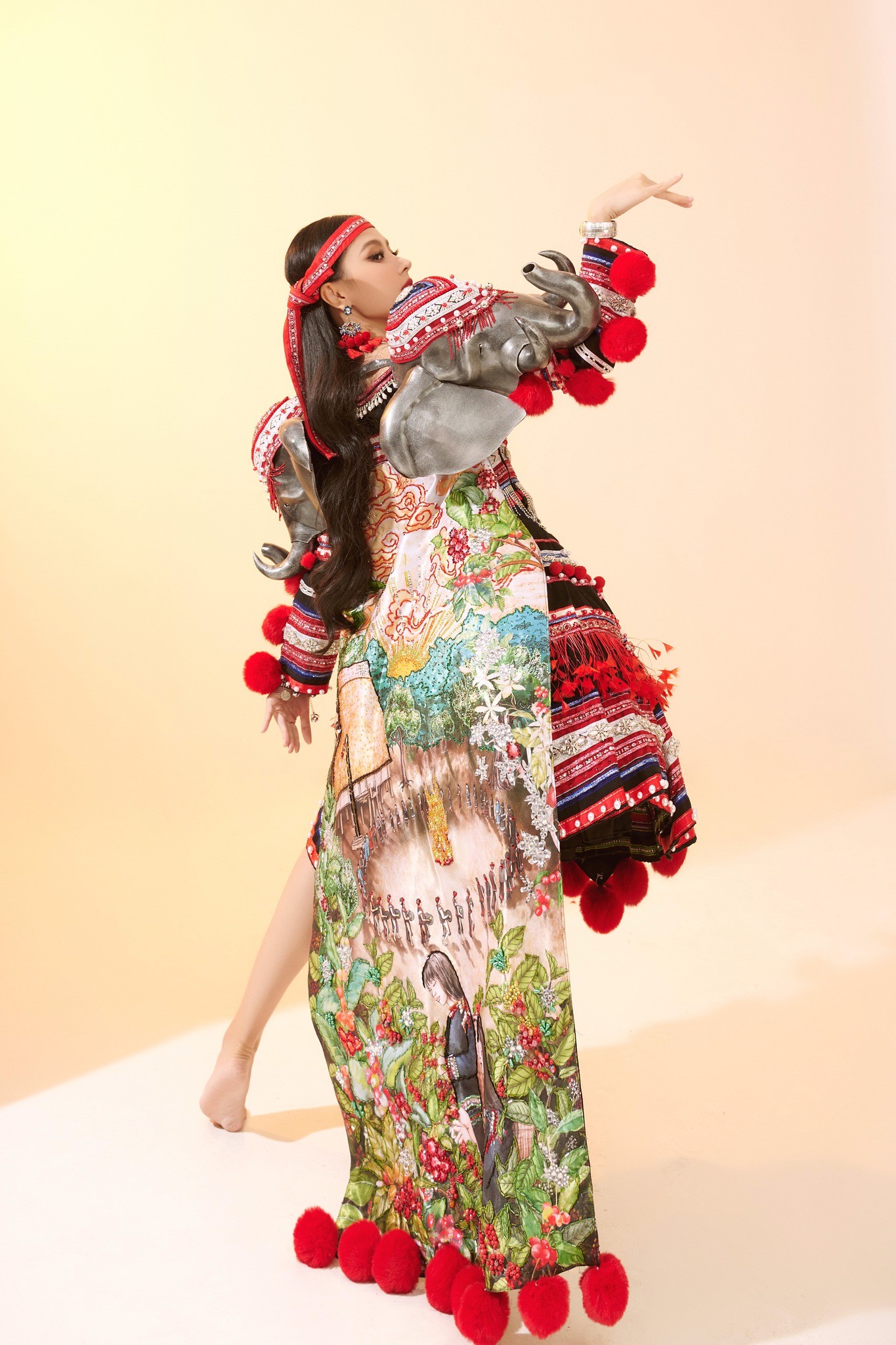 Video: Ngọc Hằng đi cà kheo diễn trang phục dân tộc tại  Miss Intercontinental, sự cố khiến fan thót tim - Ảnh 5