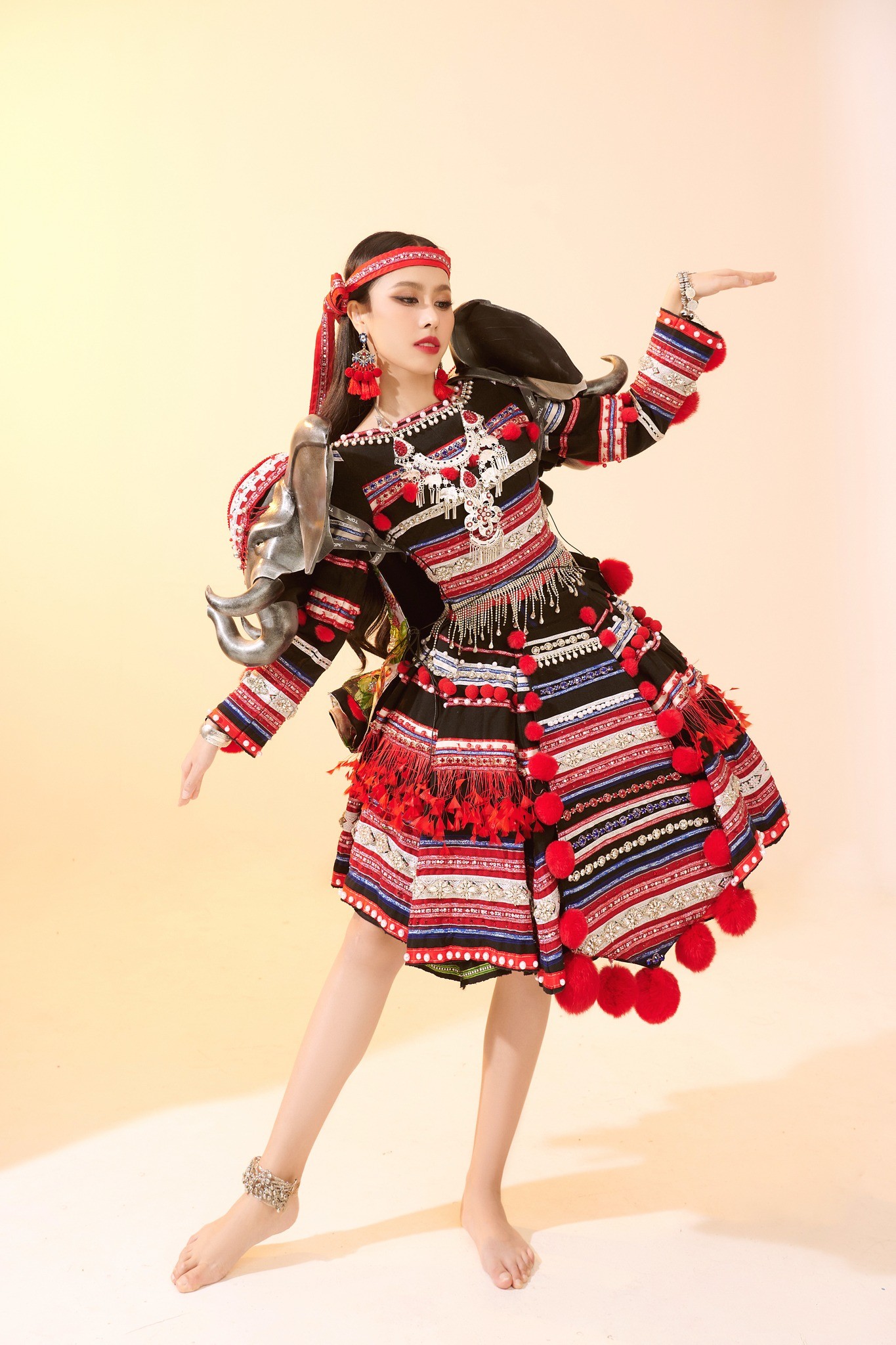 Video: Ngọc Hằng đi cà kheo diễn trang phục dân tộc tại  Miss Intercontinental, sự cố khiến fan thót tim - Ảnh 3