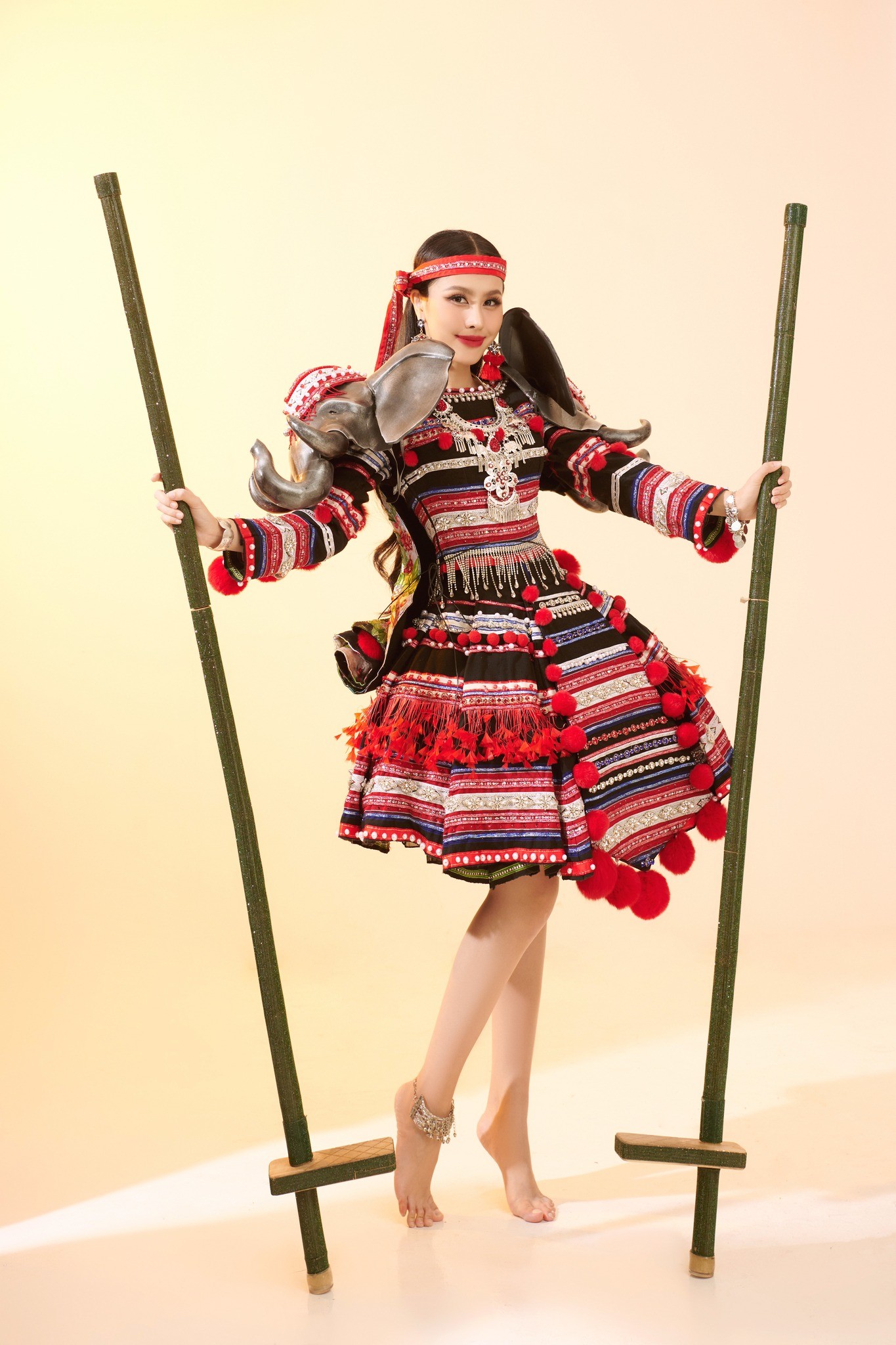 Video: Ngọc Hằng đi cà kheo diễn trang phục dân tộc tại  Miss Intercontinental, sự cố khiến fan thót tim - Ảnh 6