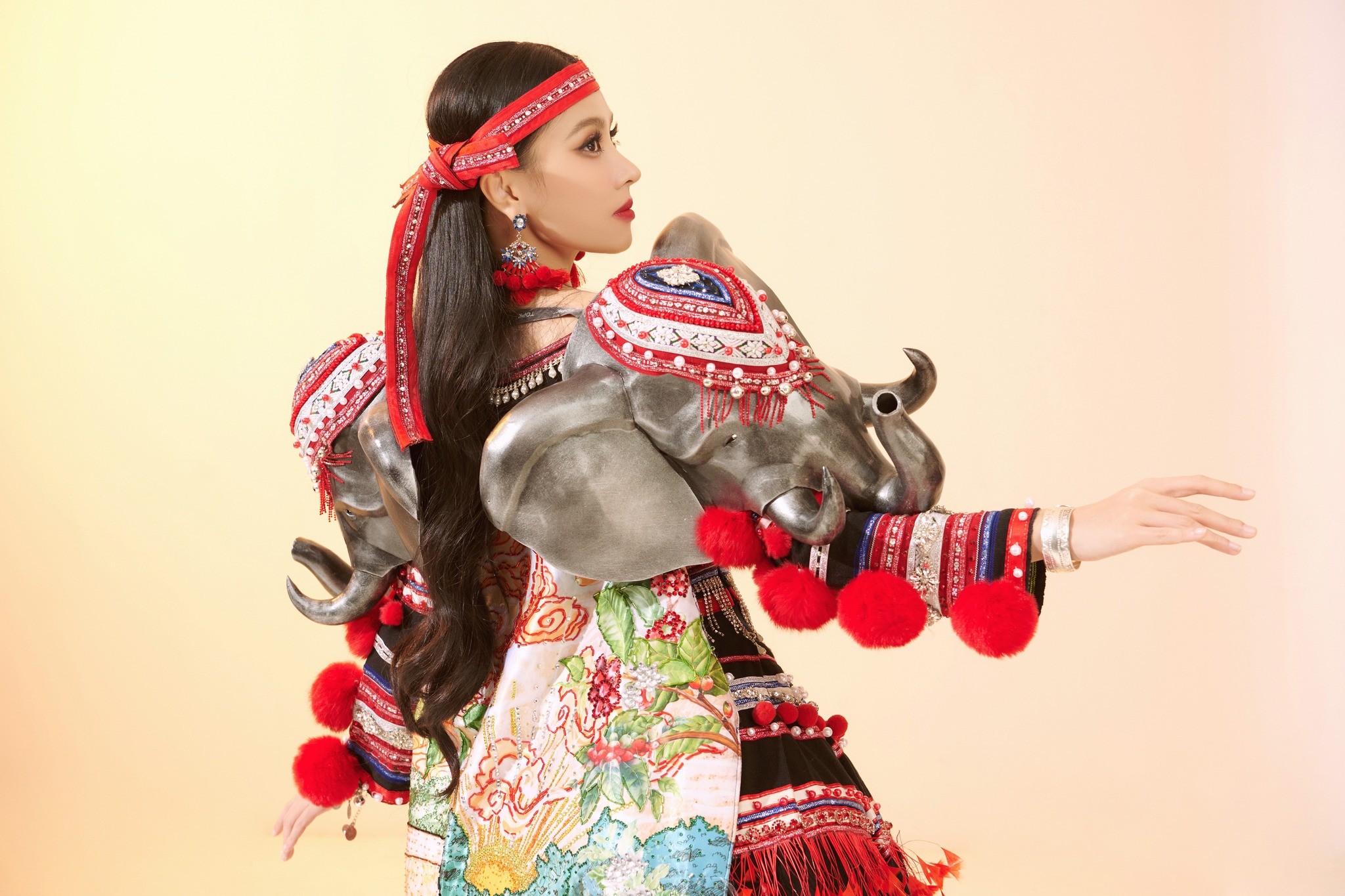 Video: Ngọc Hằng đi cà kheo diễn trang phục dân tộc tại  Miss Intercontinental, sự cố khiến fan thót tim - Ảnh 7