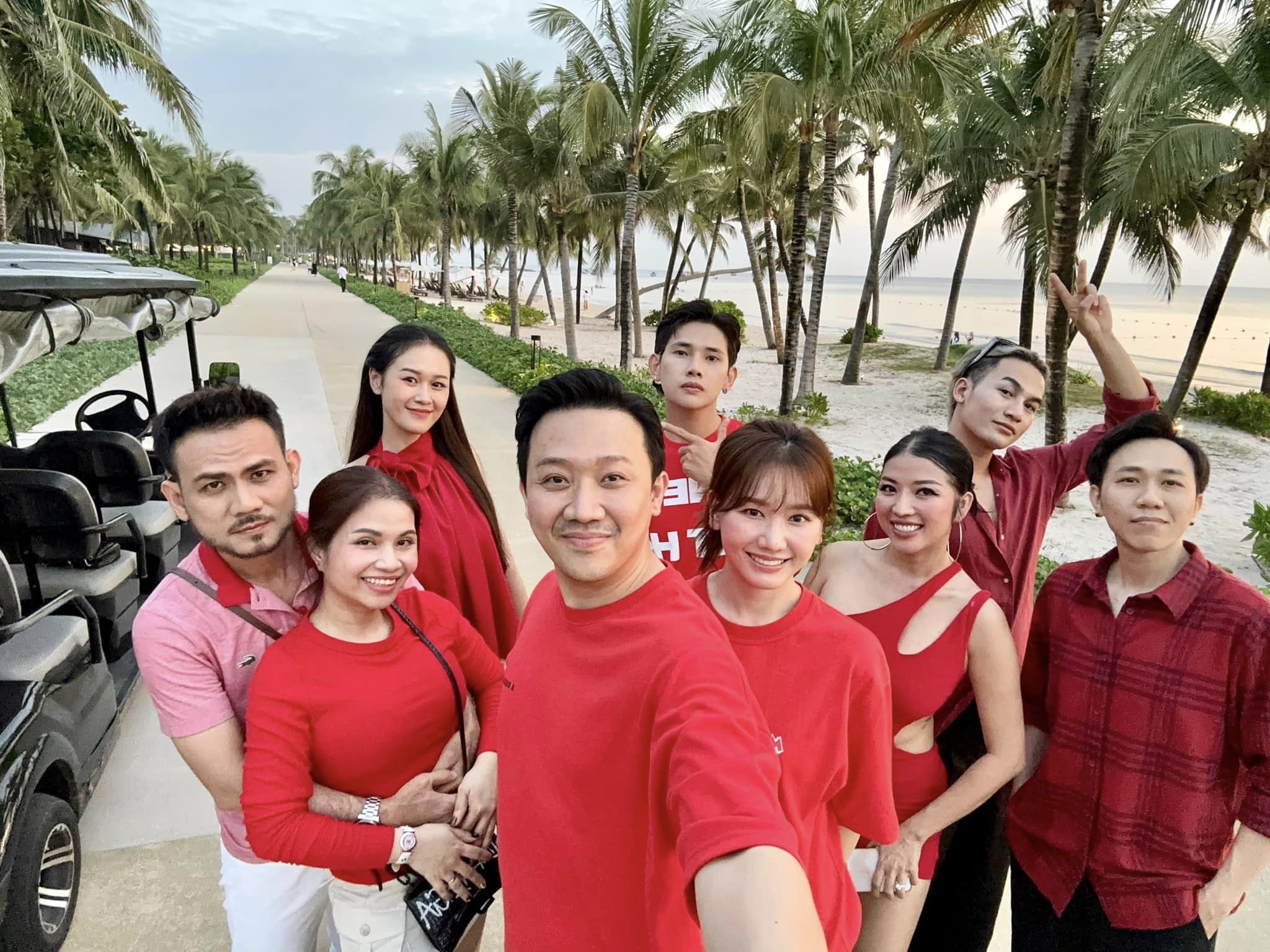 Các thành viên diện trang phục đồng điệu