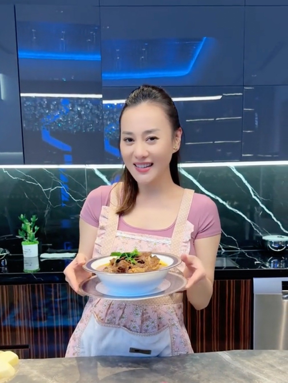 Phương Oanh tự tin vào bếp để thỏa đam mê nấu nướng sau khi hết nghén