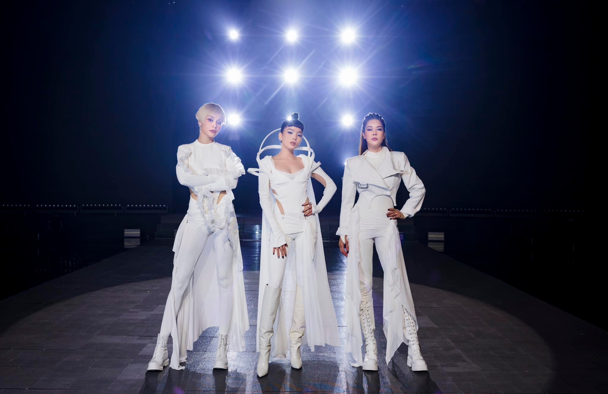 Lệ Quyên - Thu Phương và đội trưởng MLee trong Công diễn 2