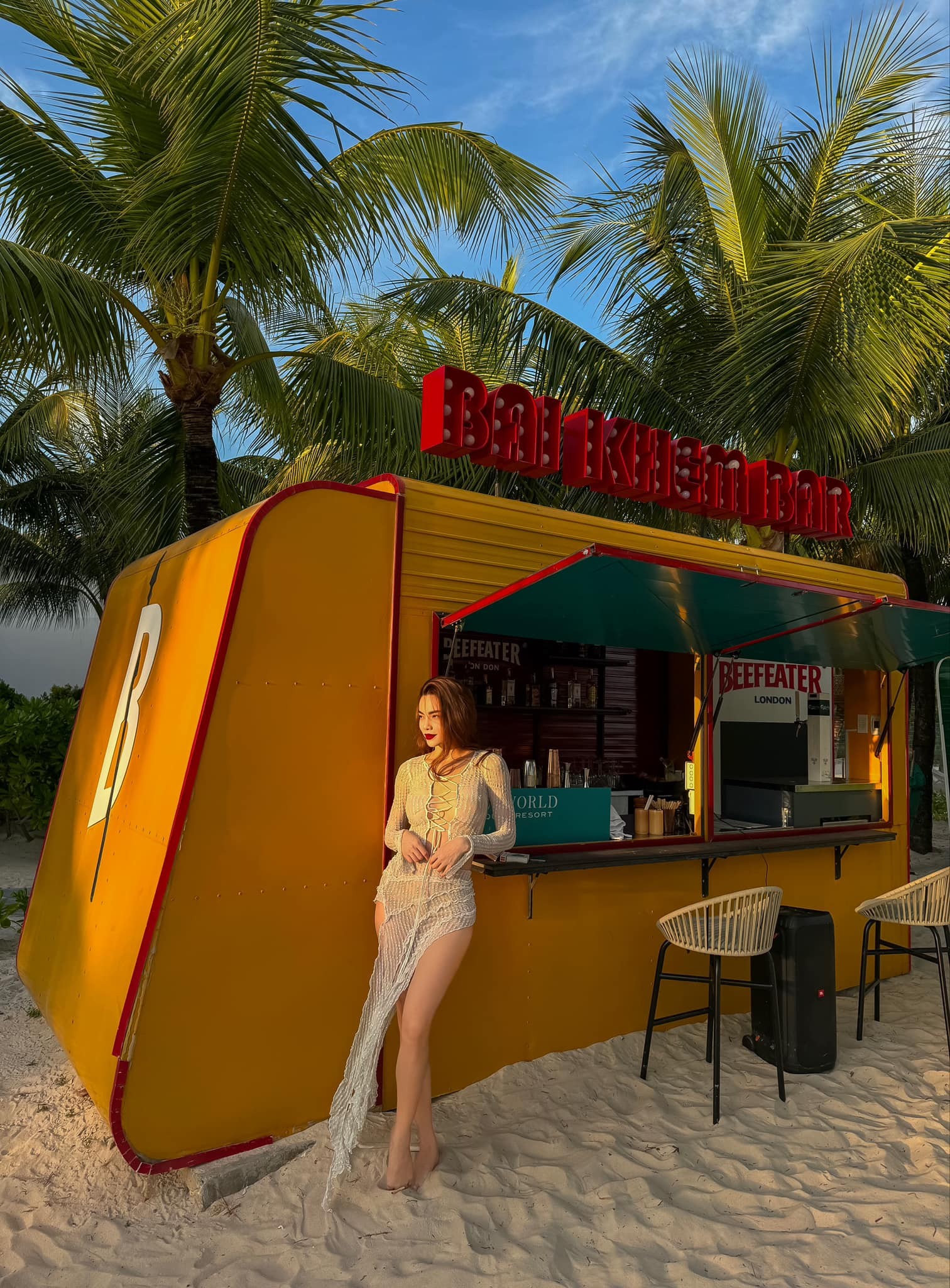 Hồ Ngọc Hà lên đồ 'mỏng như cánh gián' check - in Phú Quốc, sắc vóc mẹ ba con 'cháy' hơn nắng - Ảnh 1