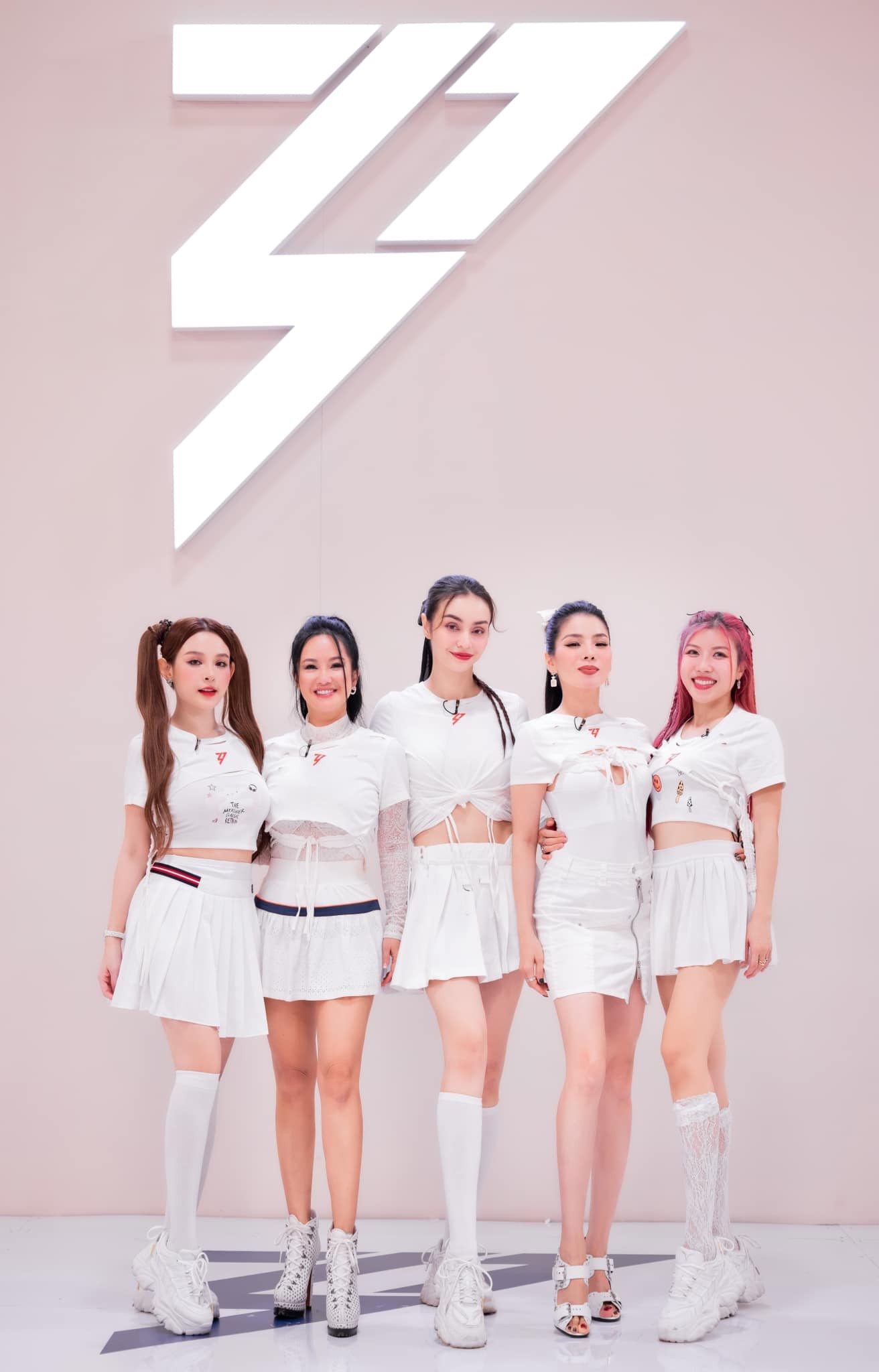 Lần thứ 3 Lệ Quyên đồng hành cùng MLee tại Chị Đẹp Đạp Gió Rẽ Sóng. Ở công diễn 3 cô cùng đàn em và Hồng Nhung, Trang Pháp, Huyền Baby thể hiện bản Mashup Ước Gì & Mưa Phi Trường