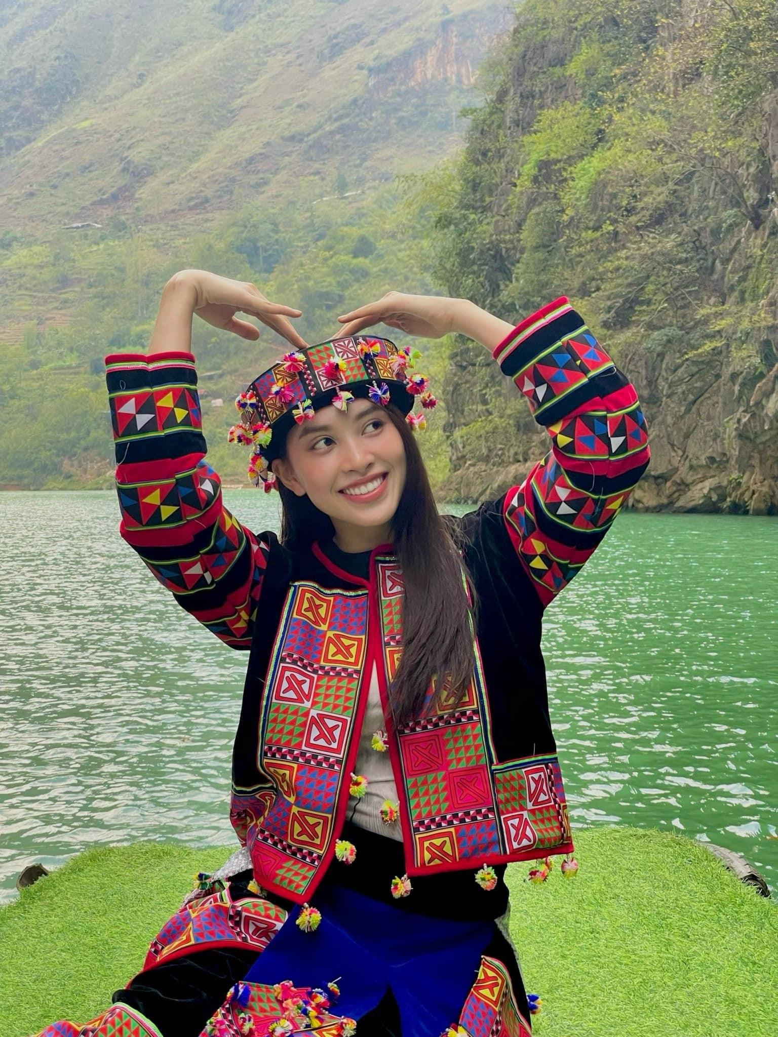 Nụ cười tỏa nắng của Tiểu Vy khiến nhiều người xem thương nhớ Nụ cười tỏa nắng của Tiểu Vy khiến nhiều người xem thương nhớ