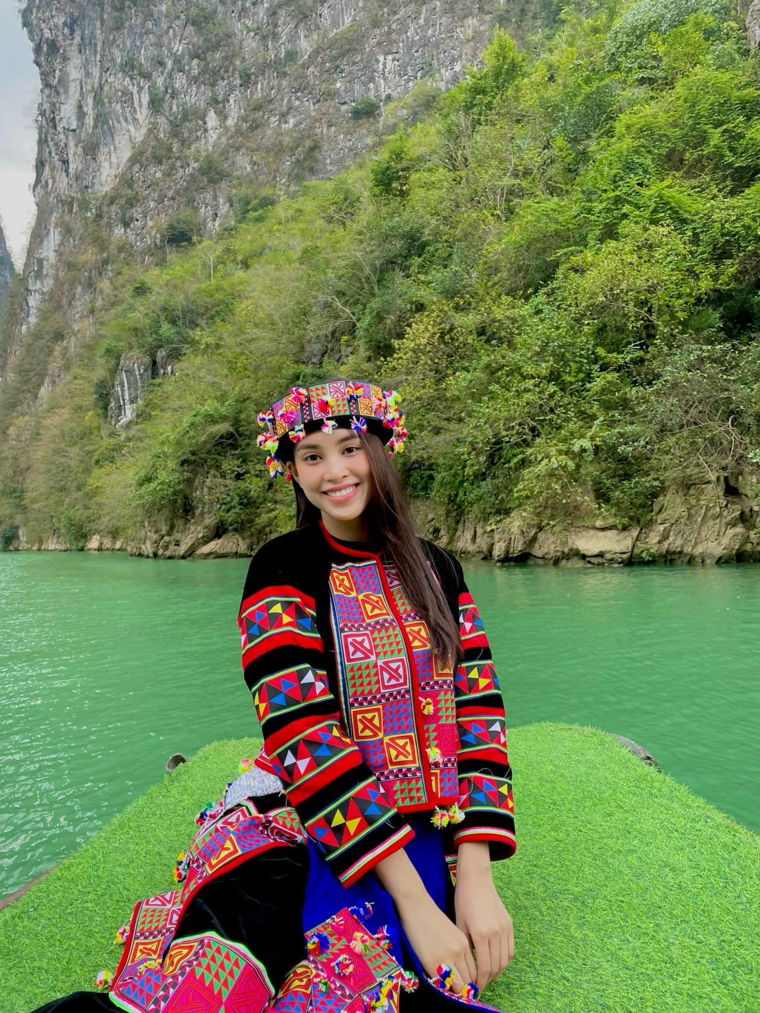 Tranh thủ thời gian rảnh rỗi, nàng hậu thả dáng yêu kiều trên sông Nho Quế - một địa danh nổi tiếng ở mảnh đất 'đá cũng nở hoa' Tranh thủ thời gian rảnh rỗi, nàng hậu thả dáng yêu kiều trên sông Nho Quế - một địa danh nổi tiếng ở mảnh đất 'đá cũng nở hoa'