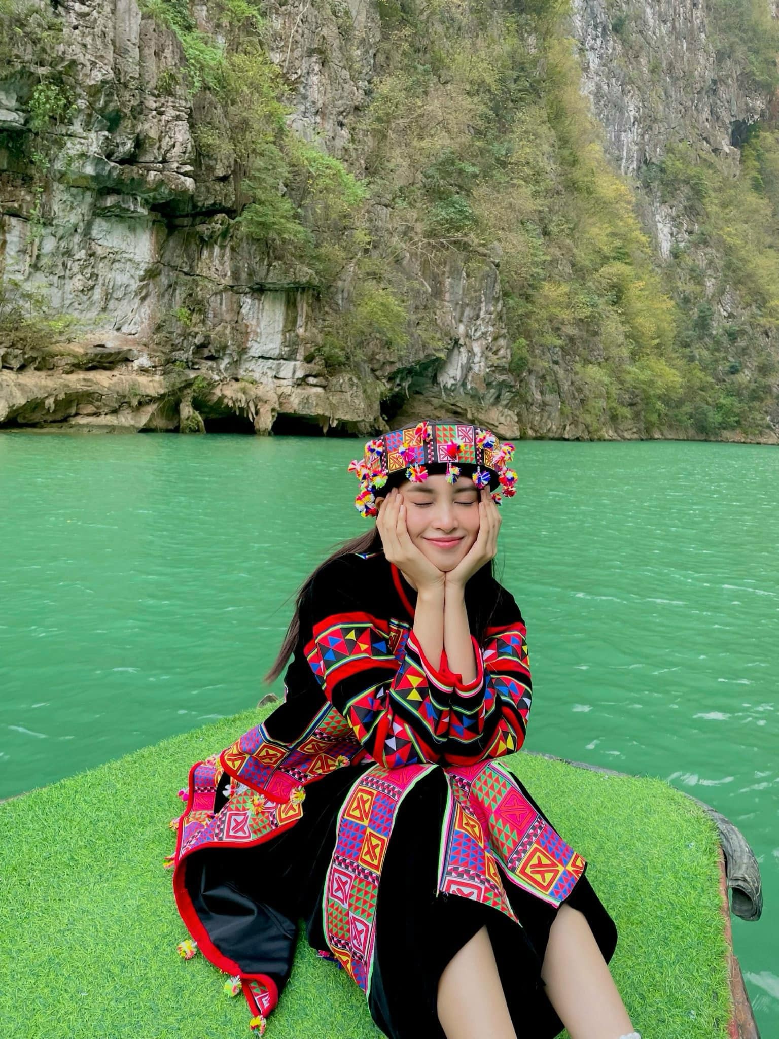 Tiểu Vy ghi điểm khi lựa chọn trang phục của người Lô Lô Tiểu Vy ghi điểm khi lựa chọn trang phục của người Lô Lô