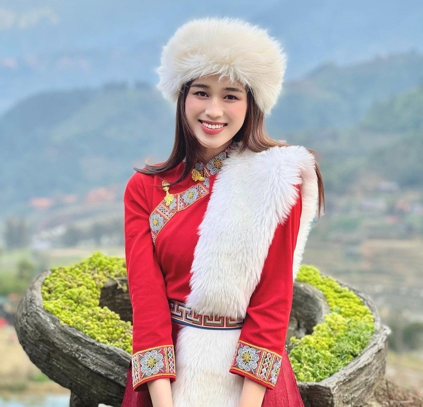 Nhiều người cho rằng lựa chọn trang phục của Đỗ Thị Hà chưa phù hợp Nhiều người cho rằng lựa chọn trang phục của Đỗ Thị Hà chưa phù hợp
