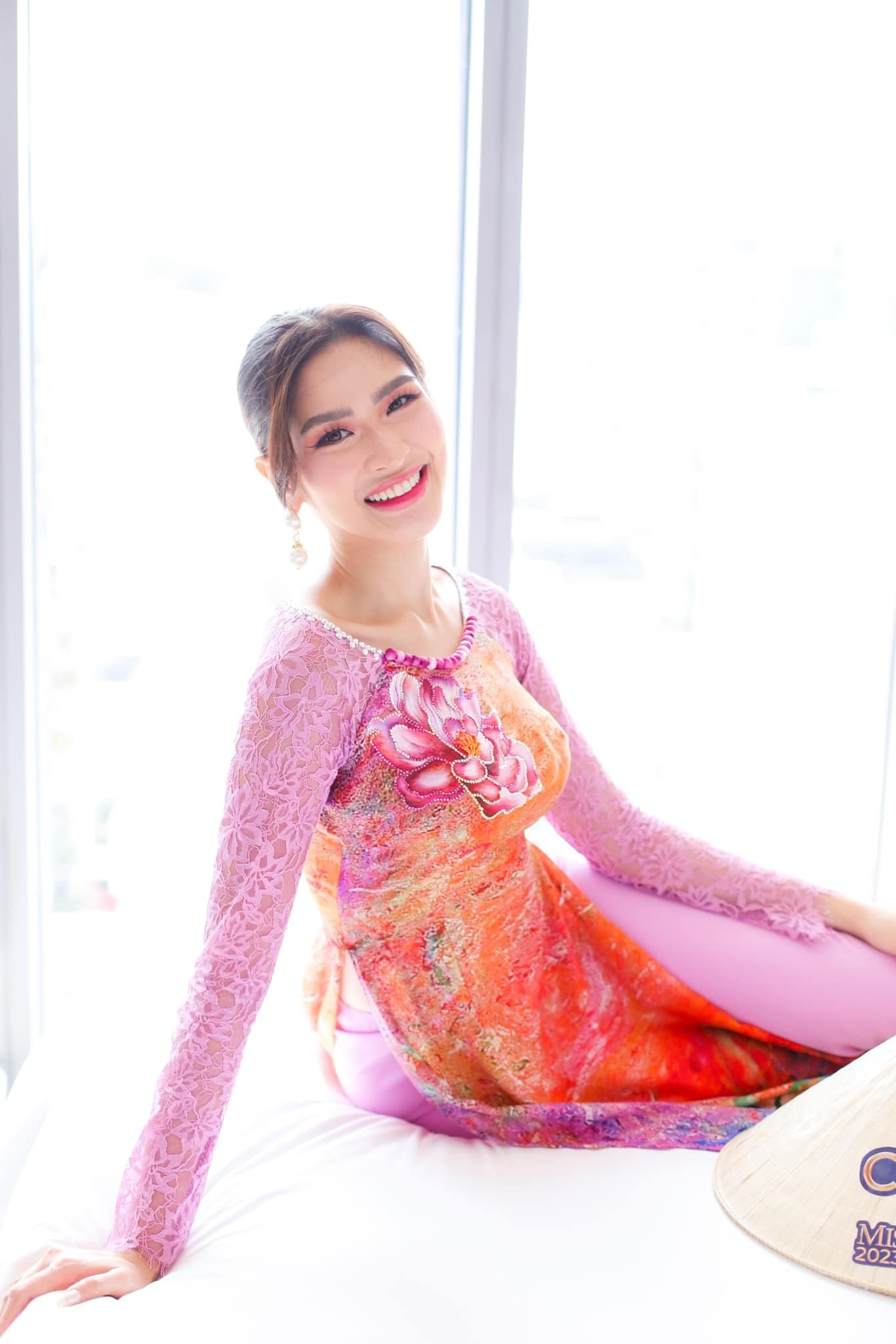 Yllana Marie Aduana diện trang phục truyền thống Việt Nam tại Miss Earth 2023