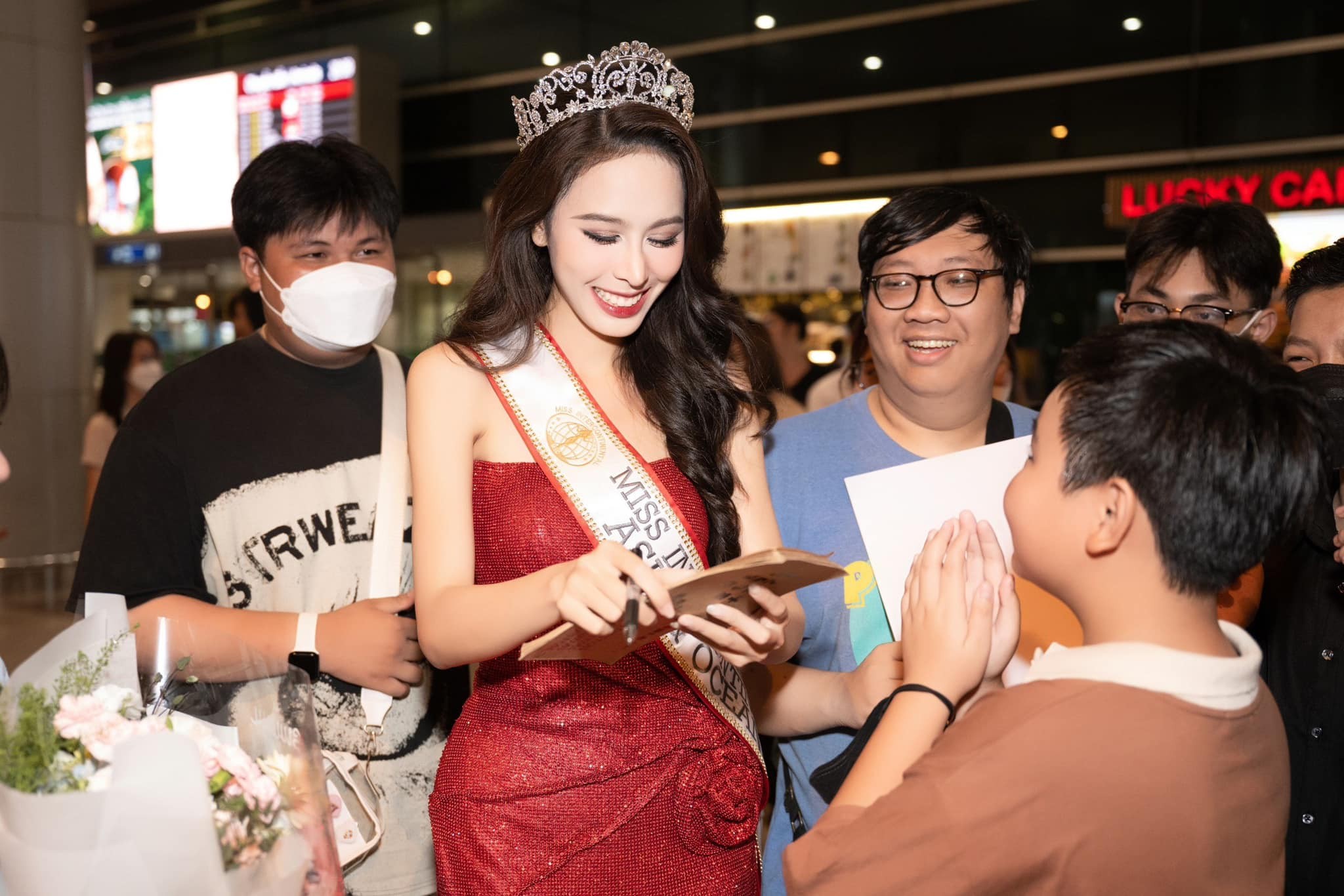 Video: Ngọc Hằng đẹp xuất thần về nước hậu dành Á hậu 2 Miss Intercontinental 2023 - Ảnh 8 Video: Ngọc Hằng đẹp xuất thần về nước hậu dành Á hậu 2 Miss Intercontinental 2023 - Ảnh 8