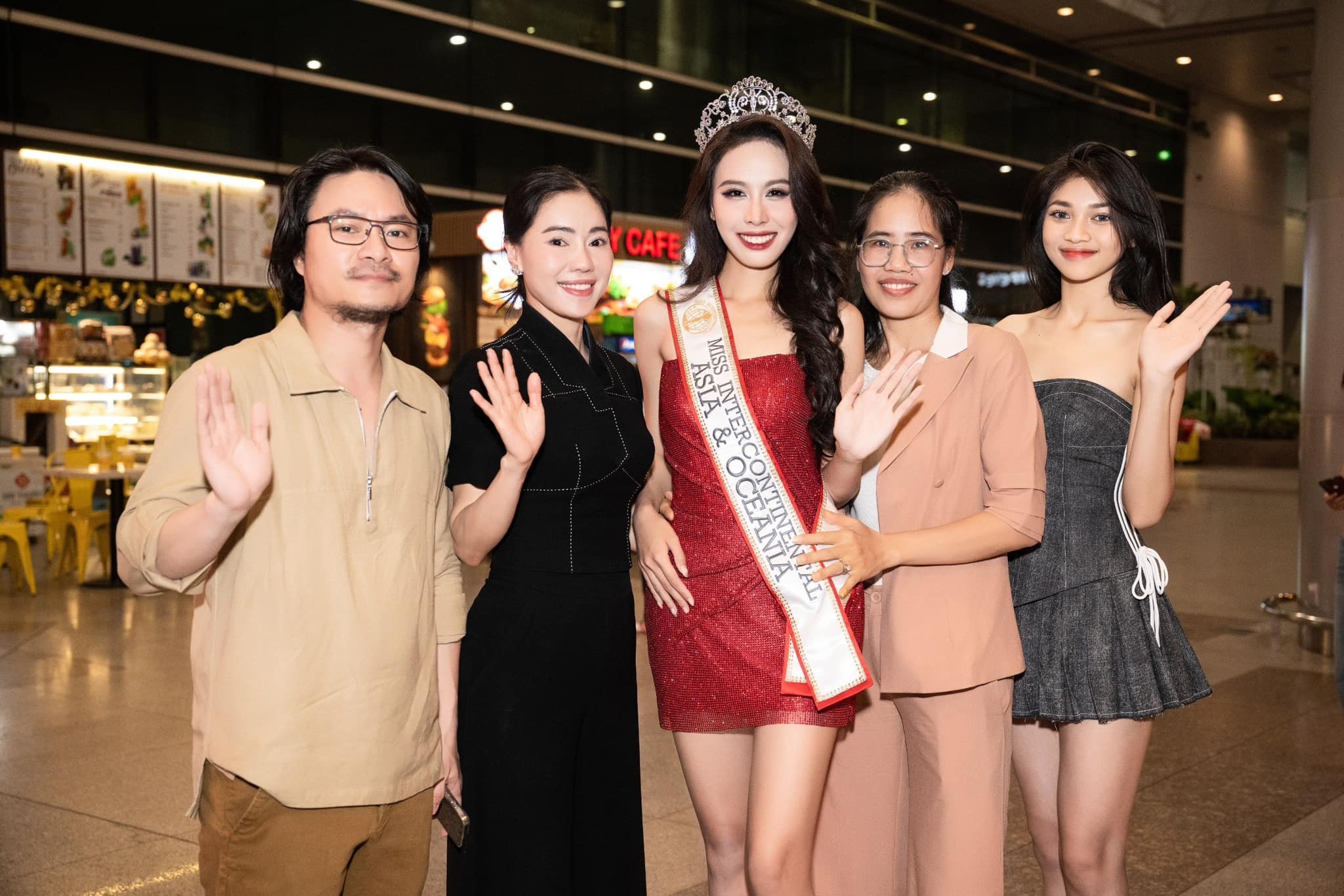 Video: Ngọc Hằng đẹp xuất thần về nước hậu dành Á hậu 2 Miss Intercontinental 2023 - Ảnh 2 Video: Ngọc Hằng đẹp xuất thần về nước hậu dành Á hậu 2 Miss Intercontinental 2023 - Ảnh 2