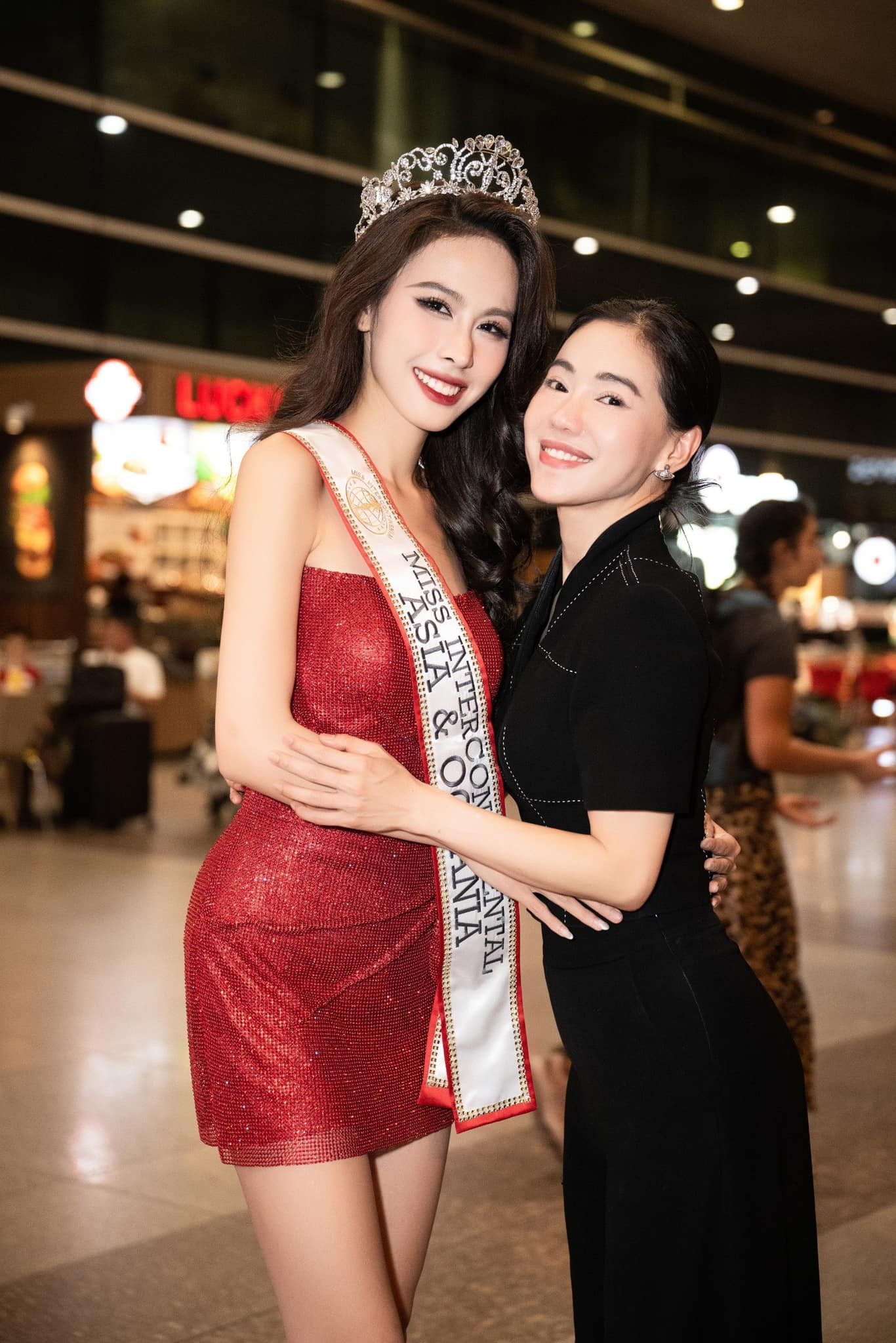 Video: Ngọc Hằng đẹp xuất thần về nước hậu dành Á hậu 2 Miss Intercontinental 2023 - Ảnh 3 Video: Ngọc Hằng đẹp xuất thần về nước hậu dành Á hậu 2 Miss Intercontinental 2023 - Ảnh 3