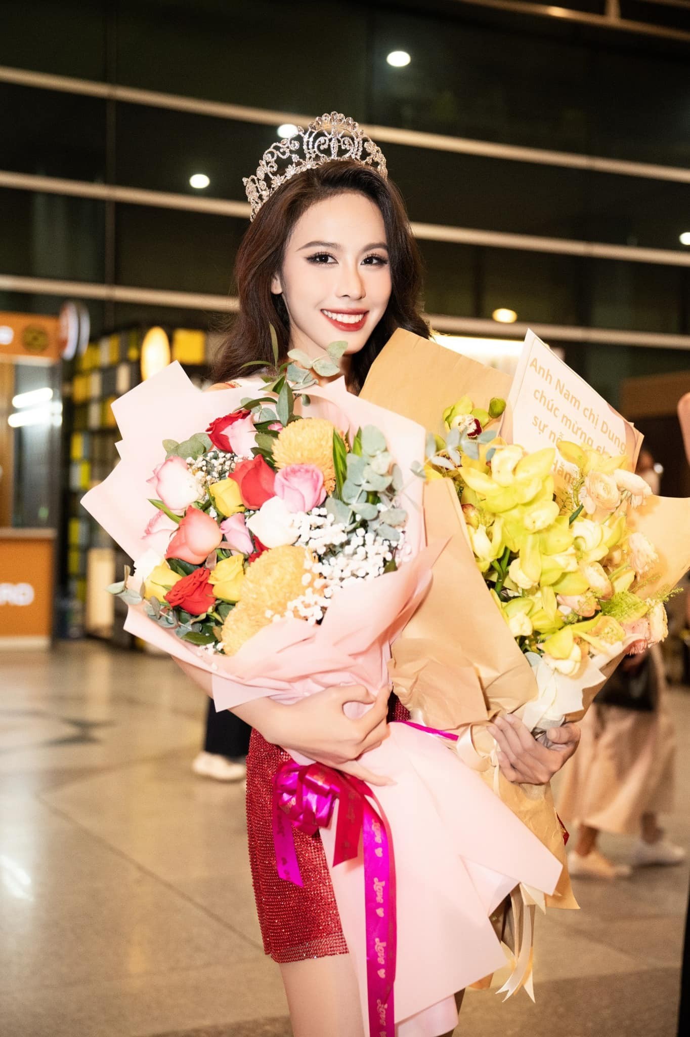 Video: Ngọc Hằng đẹp xuất thần về nước hậu dành Á hậu 2 Miss Intercontinental 2023 - Ảnh 7 Video: Ngọc Hằng đẹp xuất thần về nước hậu dành Á hậu 2 Miss Intercontinental 2023 - Ảnh 7