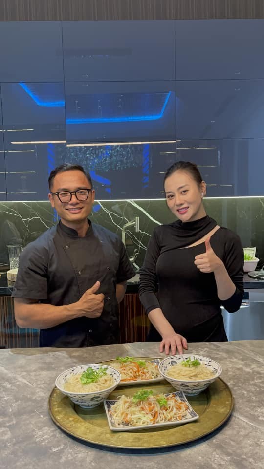 Phương Oanh thuê hẳn giáo viên về để dạy nấu ăn Phương Oanh thuê hẳn giáo viên về để dạy nấu ăn