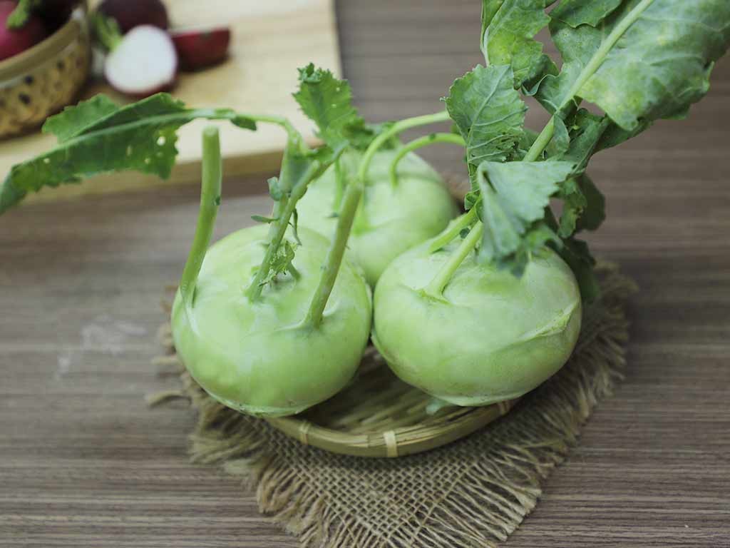 Lá su hào chứa nhiều vitamin như vitamin C, vitamin K, cũng như khoáng chất tốt sức khỏe